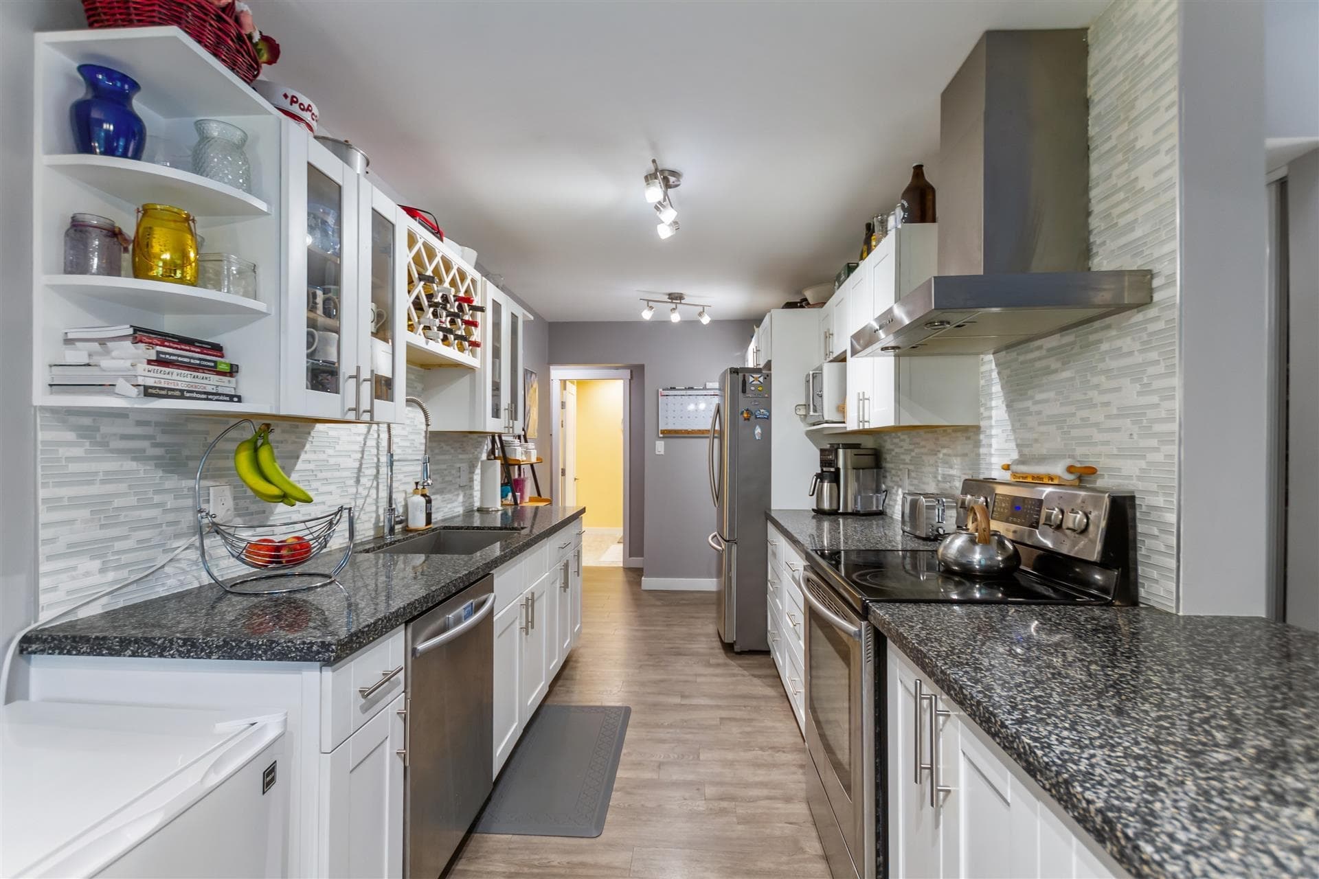 305 - 3901 Carrigan Court, Burnaby, V3N 4K1 — photo 5