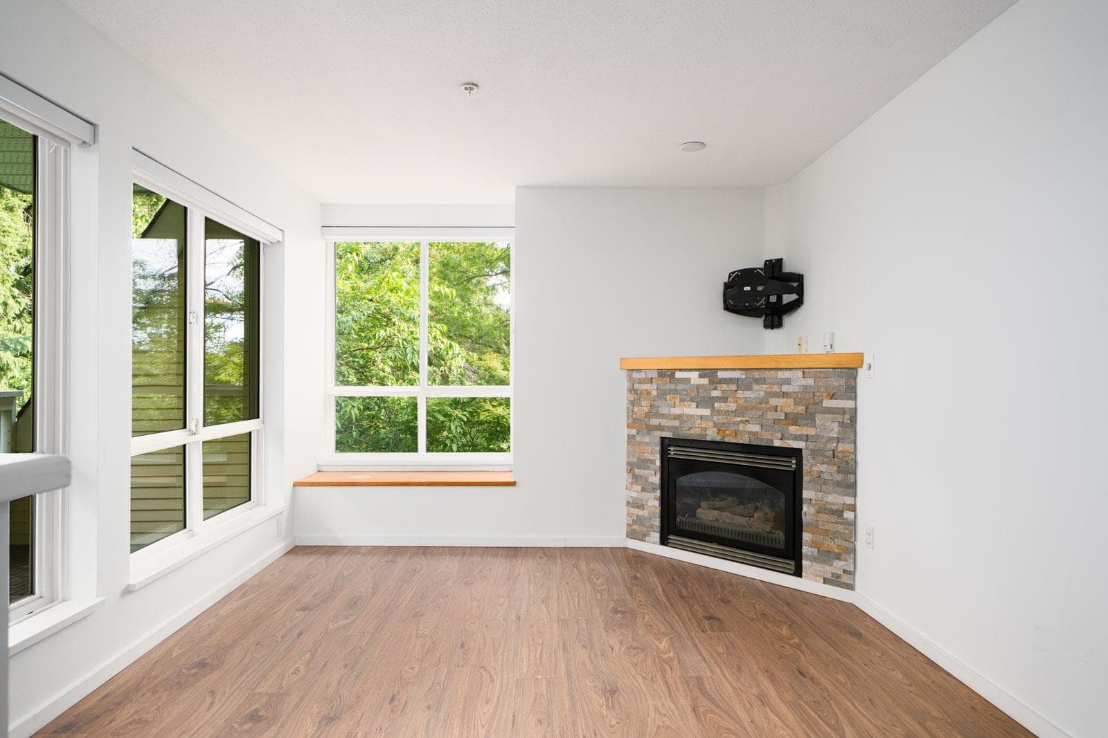 321 - 6833 Village Green, Burnaby, V5E 4M1 — photo 1