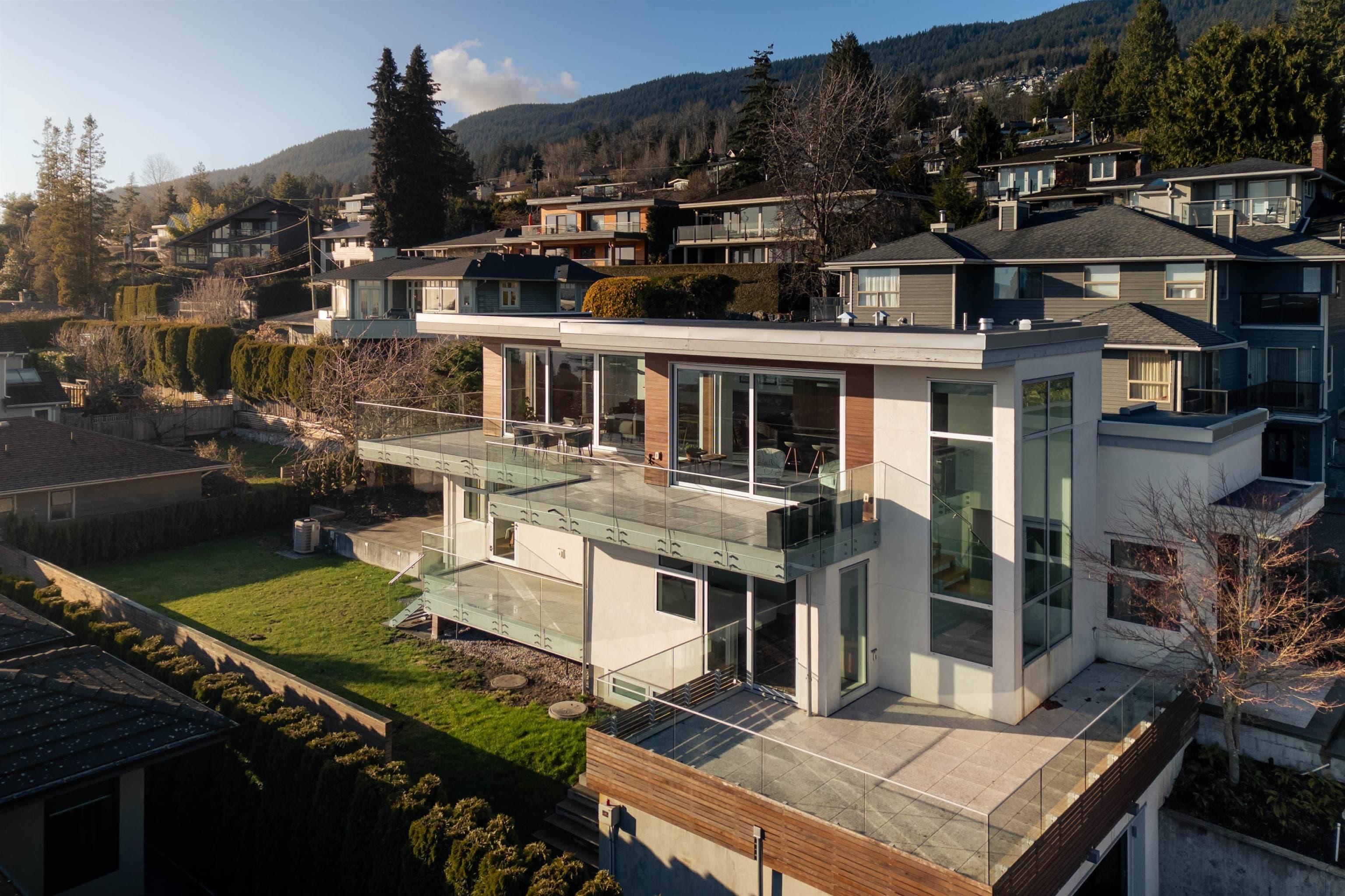 1715 22nd Street, West Vancouver, V7V 4E4 — photo 2