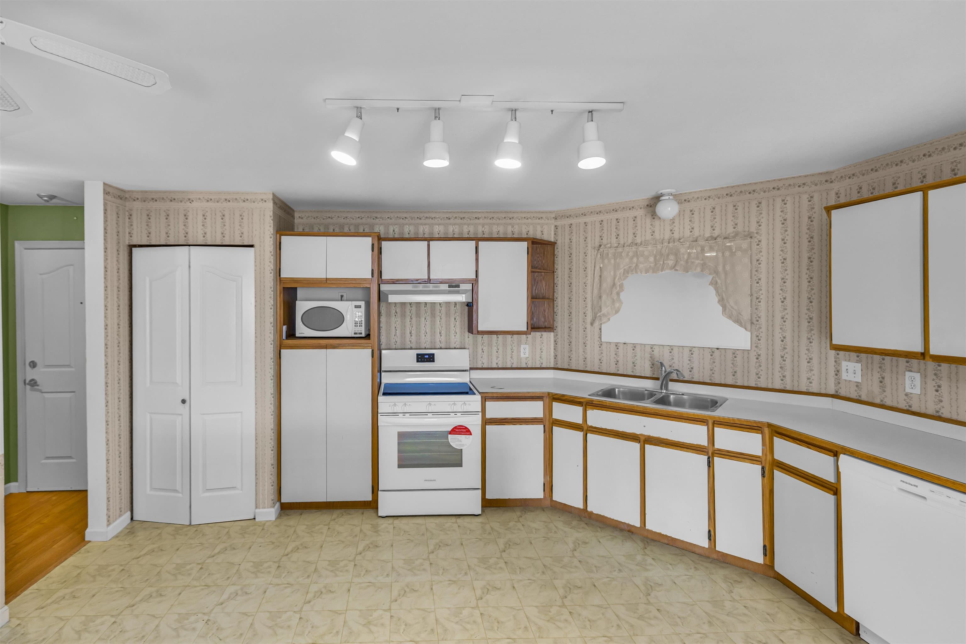 204 - 45660 Knight Road, Chilliwack, V2R 2X4 — photo 3