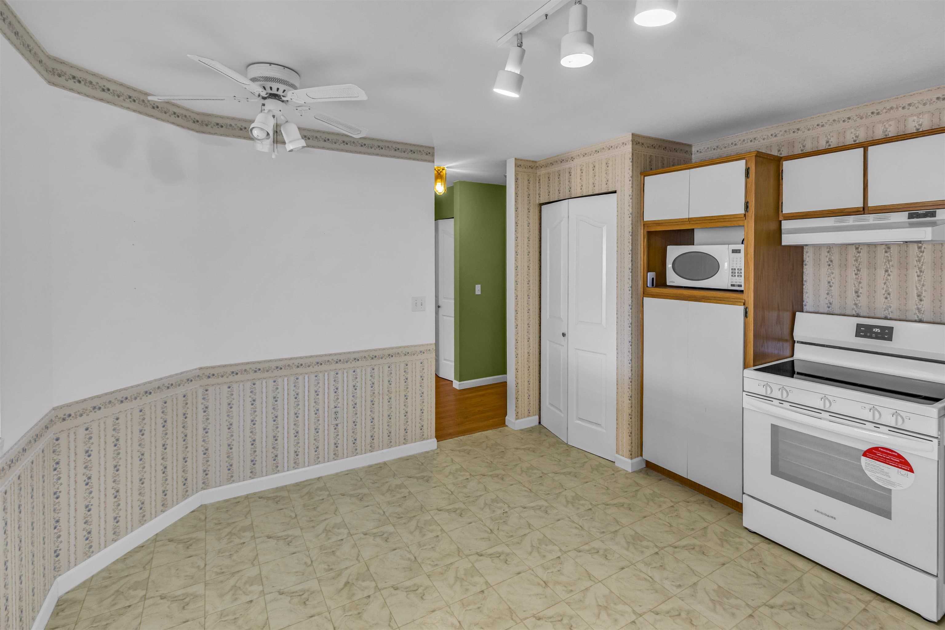 204 - 45660 Knight Road, Chilliwack, V2R 2X4 — photo 5