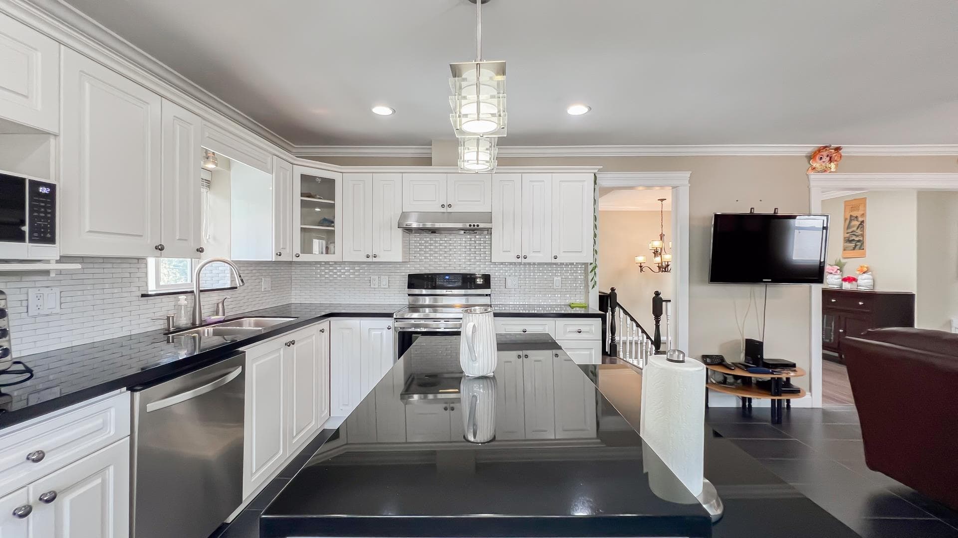 2041 Edinburgh Street, New Westminster, V3M 2X7 — photo 1