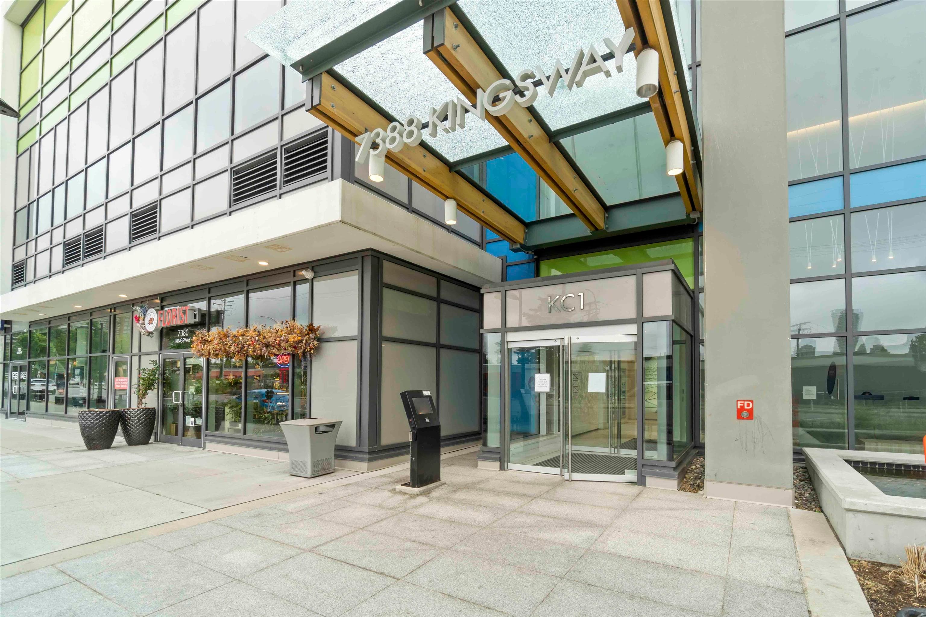 706 - 7388 Kingsway, Burnaby, V3N 0G9 — photo 3