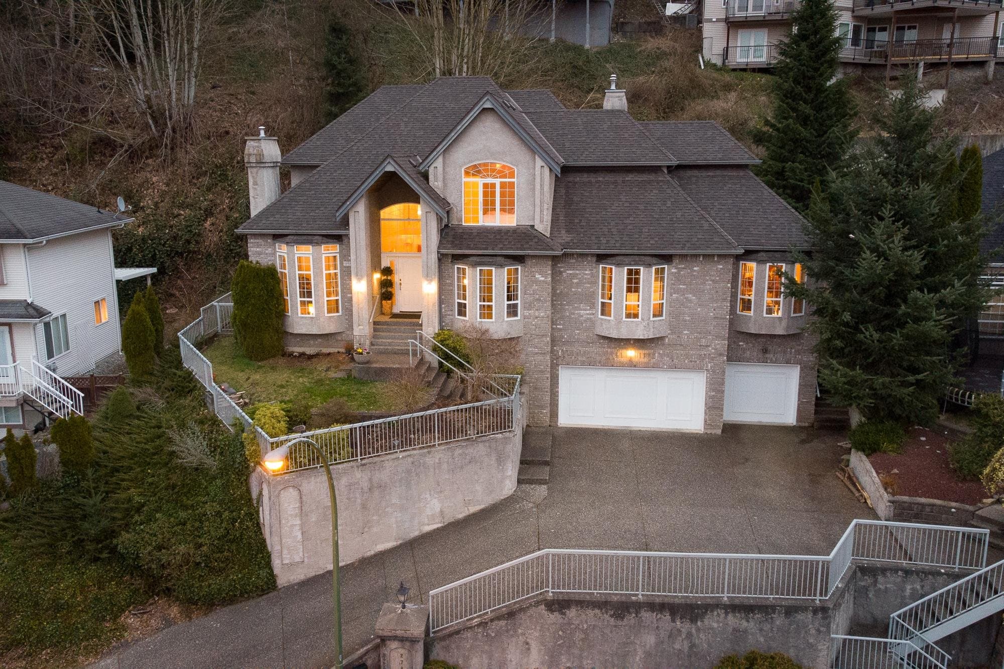 2780 St Moritz Way, Abbotsford, V2V 3N1 — photo 2
