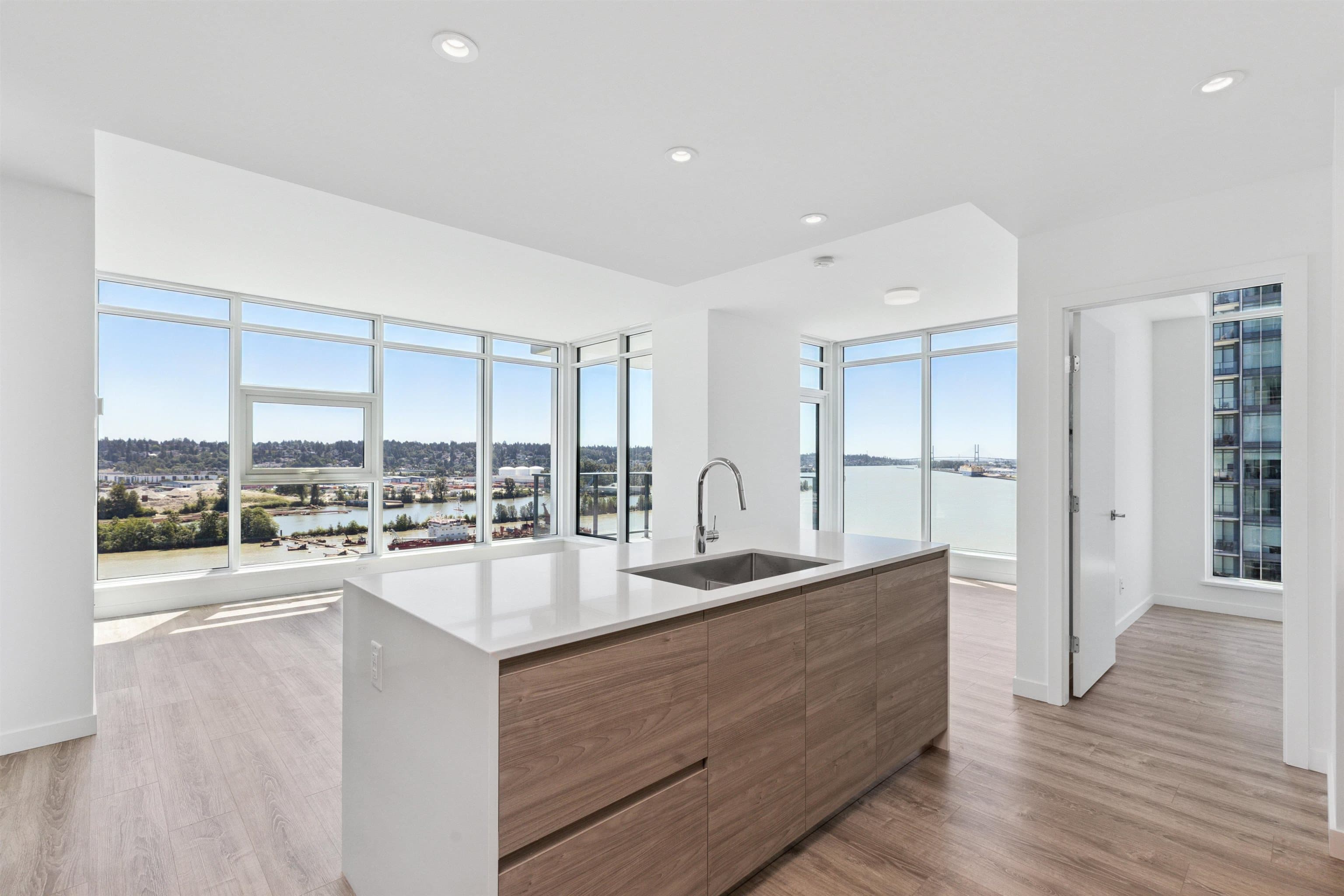 1307 - 660 Quayside Drive, New Westminster, V3M 0P1 — photo 1