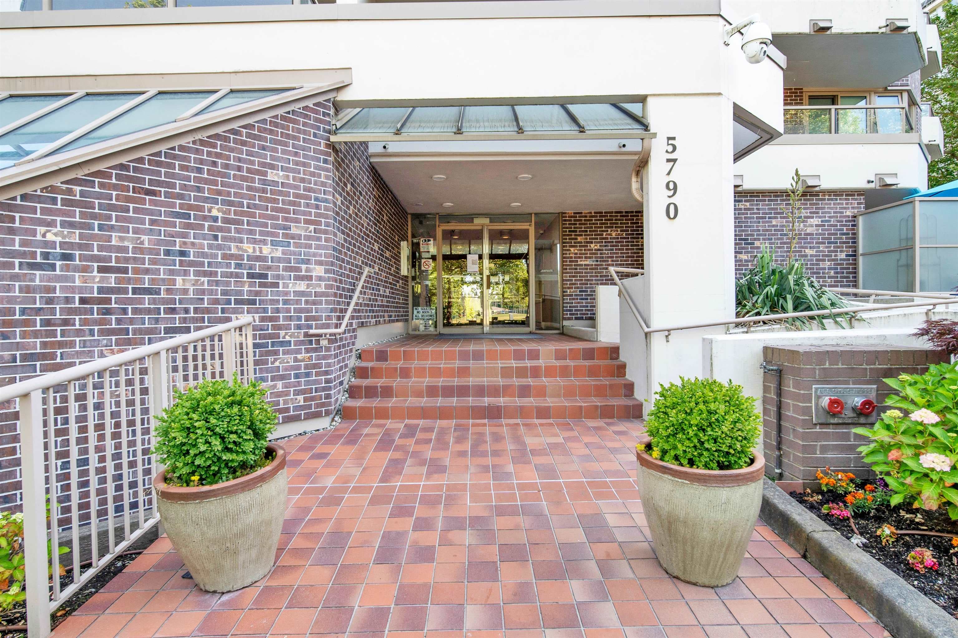 701 - 5790 Patterson Avenue, Burnaby, V5H 4H6 — photo 2