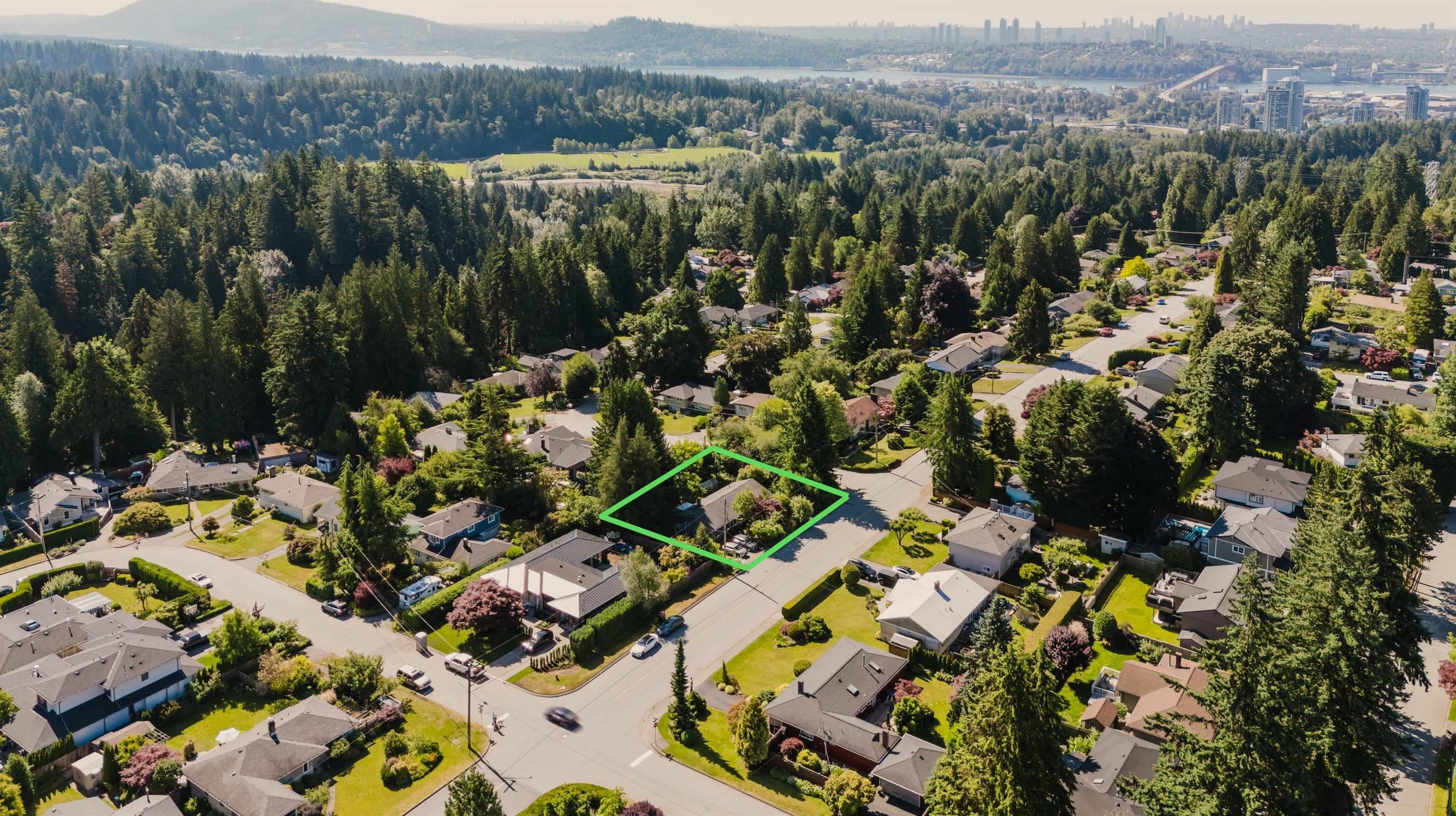 2302 Viewlynn Drive, North Vancouver, V7J 2X1 — photo 2
