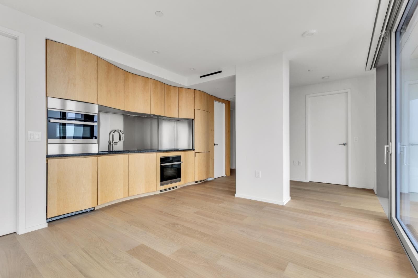 220X - 1568 Alberni Street, Vancouver, V6G 1A5 — photo 2