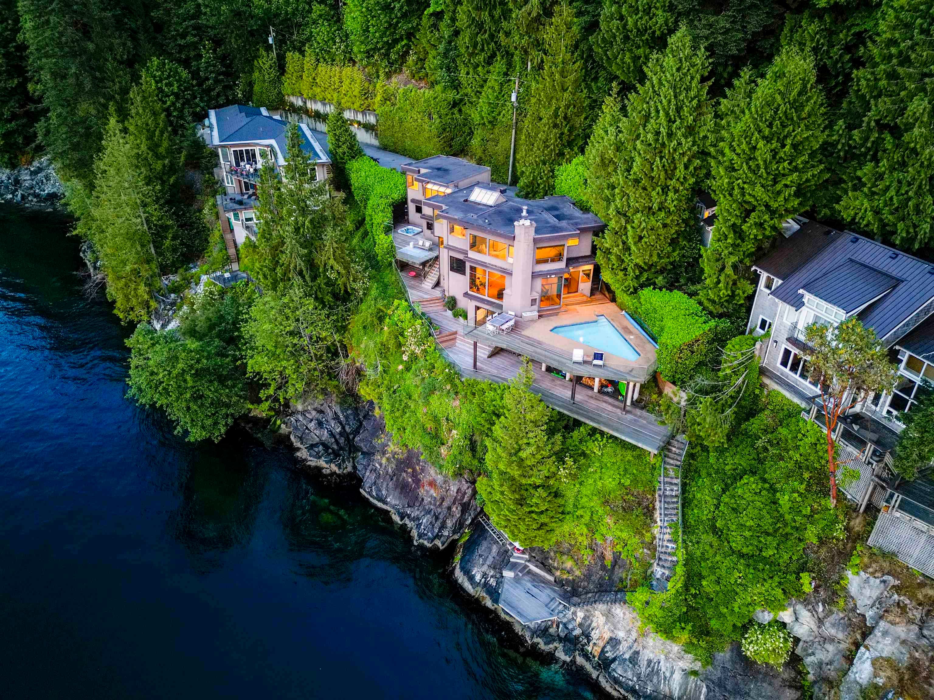 8275 Pasco Road, West Vancouver
