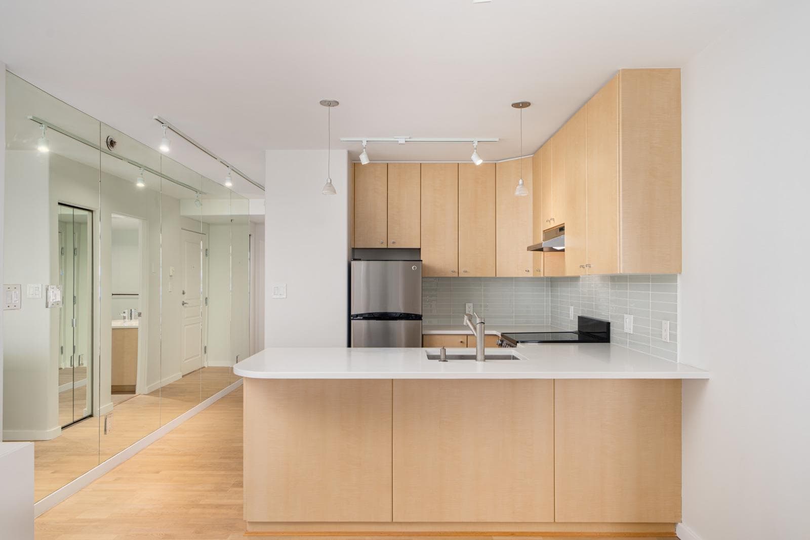 705 - 819 Hamilton Street, Vancouver, V6B 6M2 — photo 4