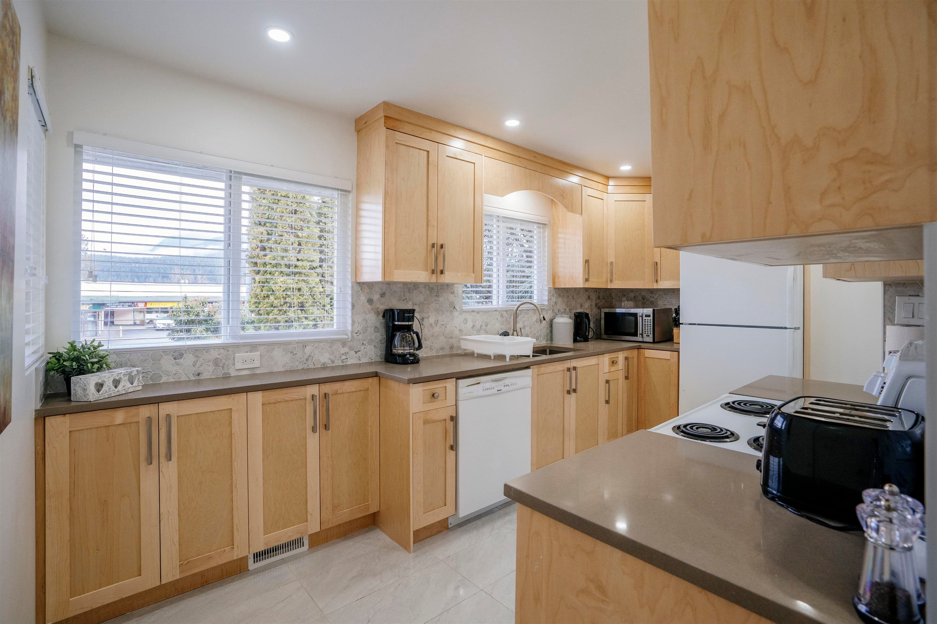 2813 St Johns Street, Port Moody, V3H 2B9 — photo 2