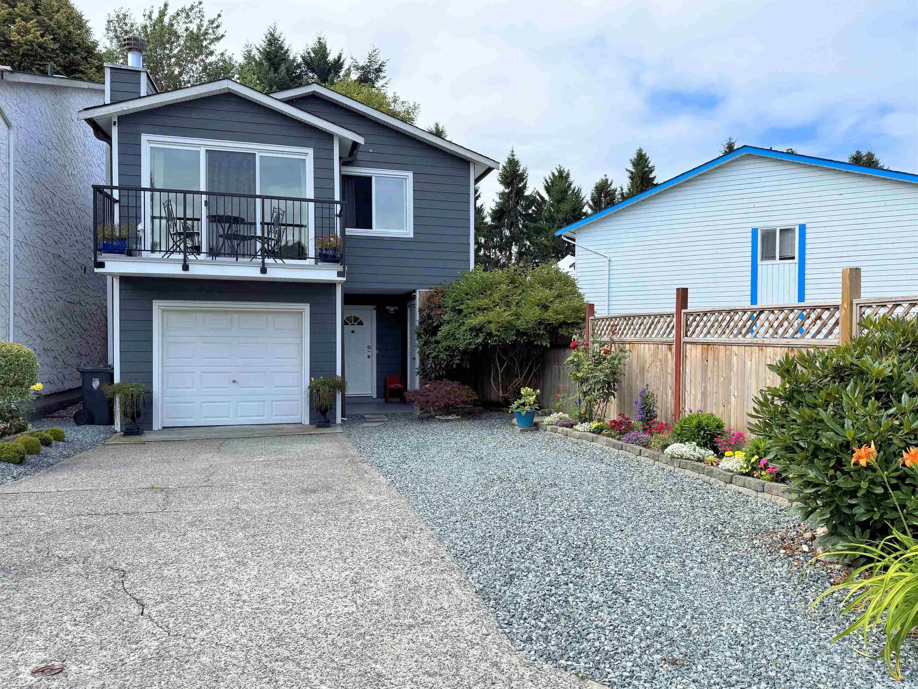 202 Davis Crescent, Langley, V4W 3K7 — photo 2