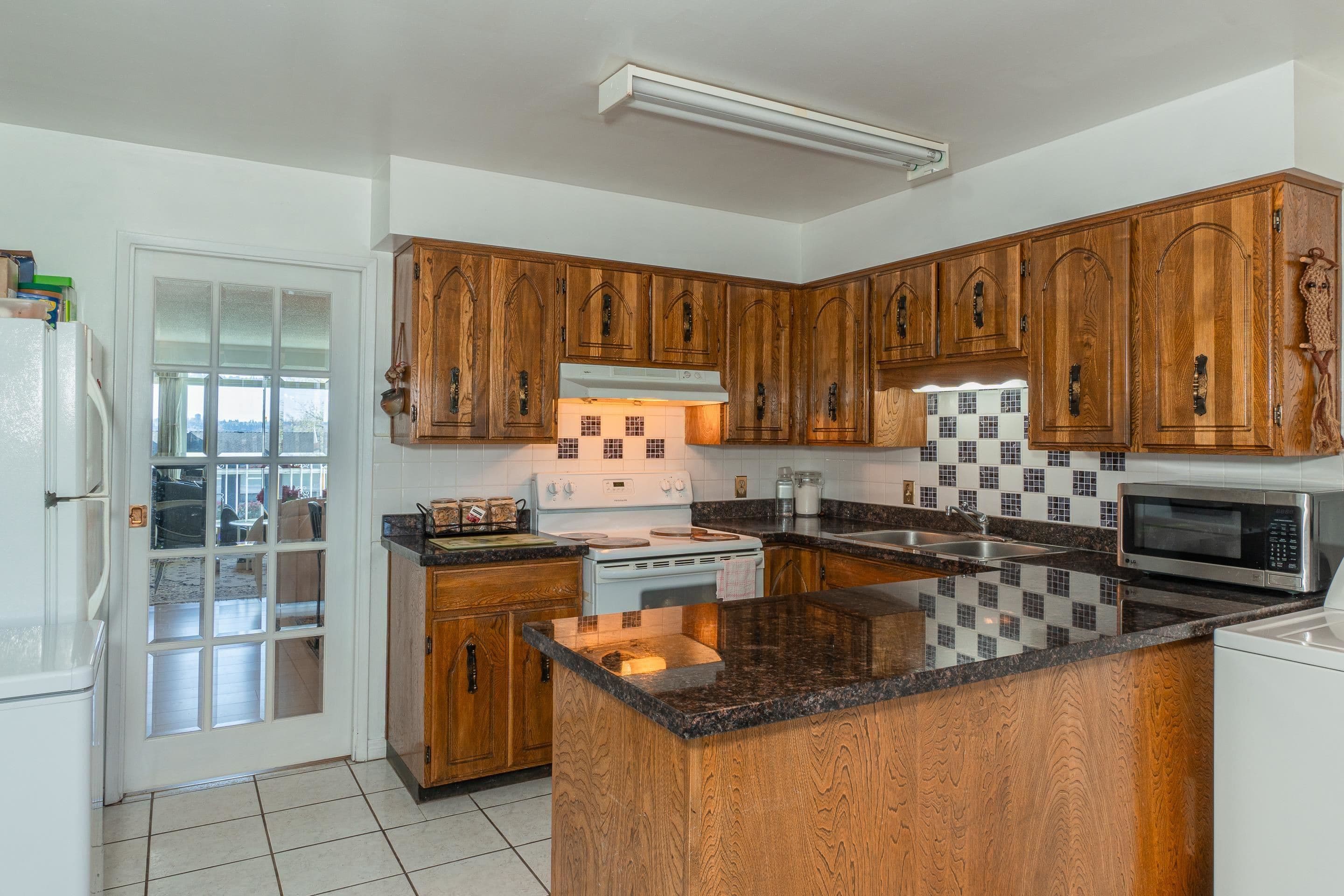 6675- - 6677 Lochdale Street, Burnaby, V5B 2M7 — photo 3
