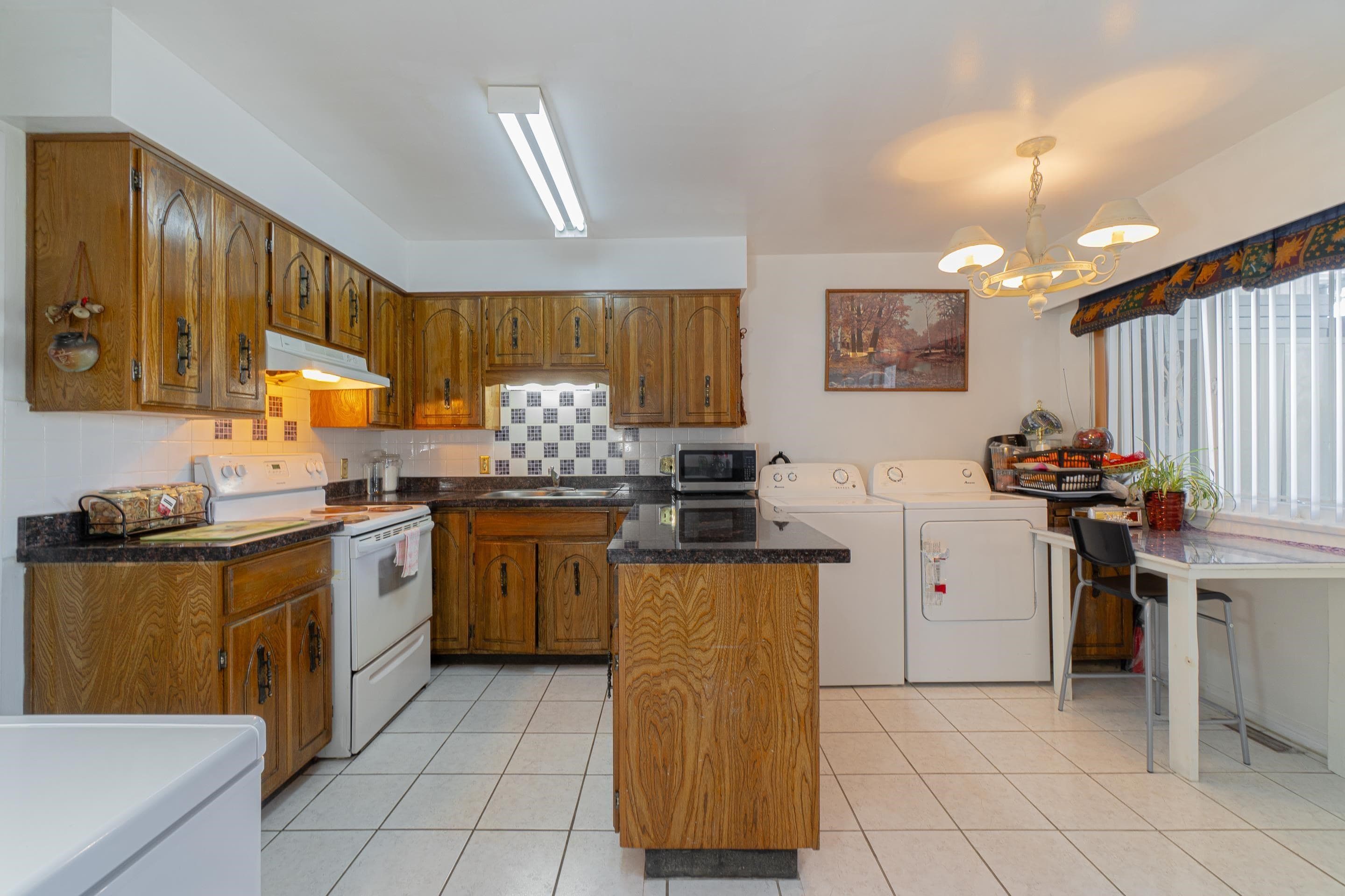 6675- - 6677 Lochdale Street, Burnaby, V5B 2M7 — photo 4