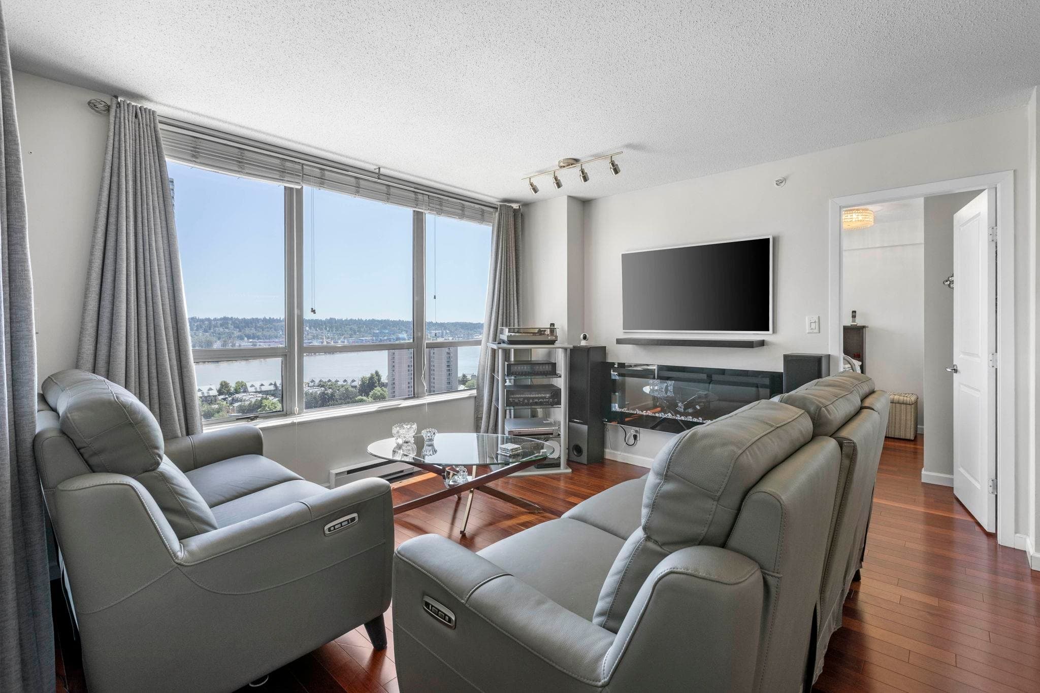 1901 - 850 Royal Avenue, New Westminster, V3M 1A6 — photo 5
