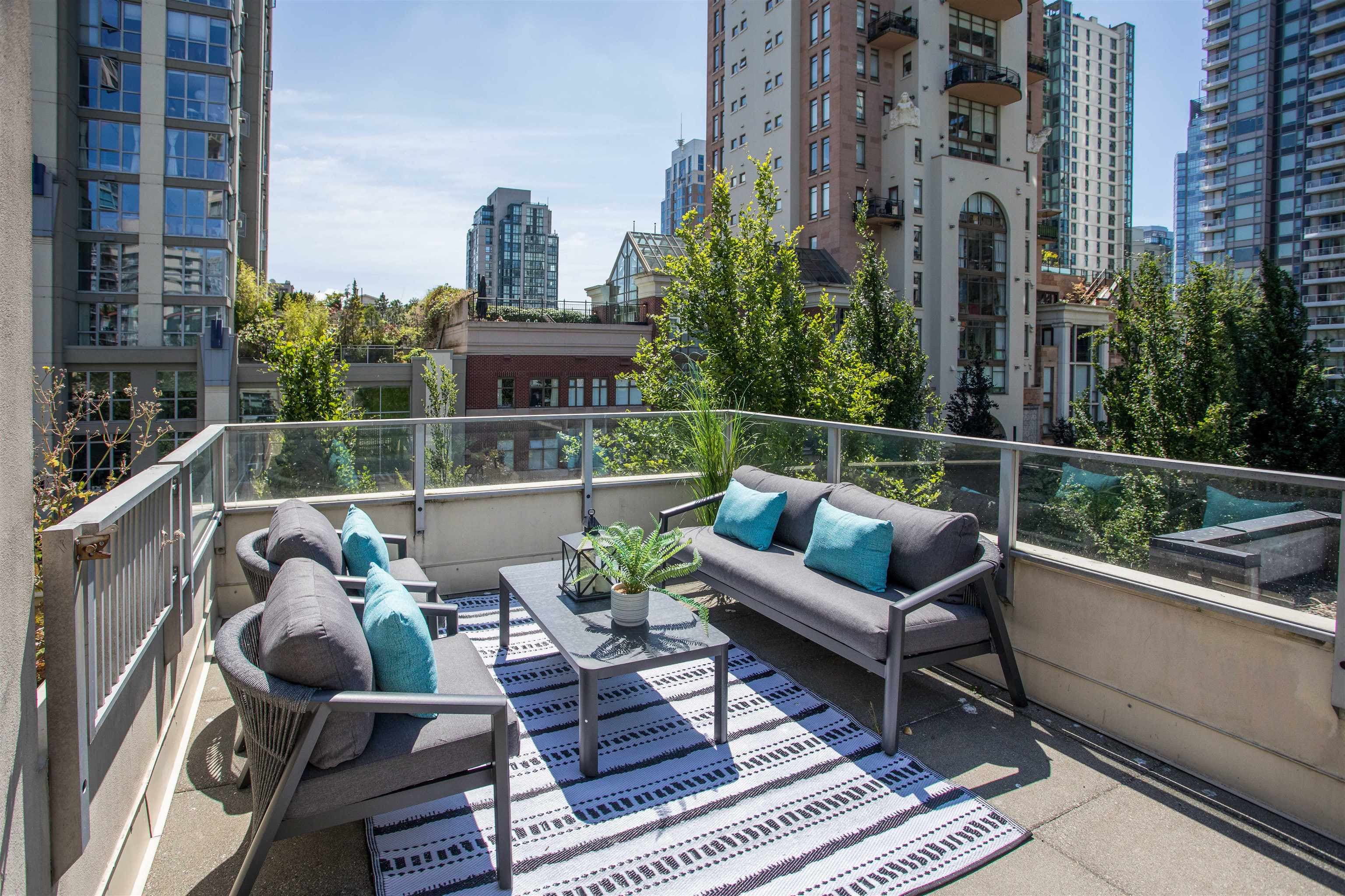 TH1237 Richards Street, Vancouver, V6B 3G3 — photo 2