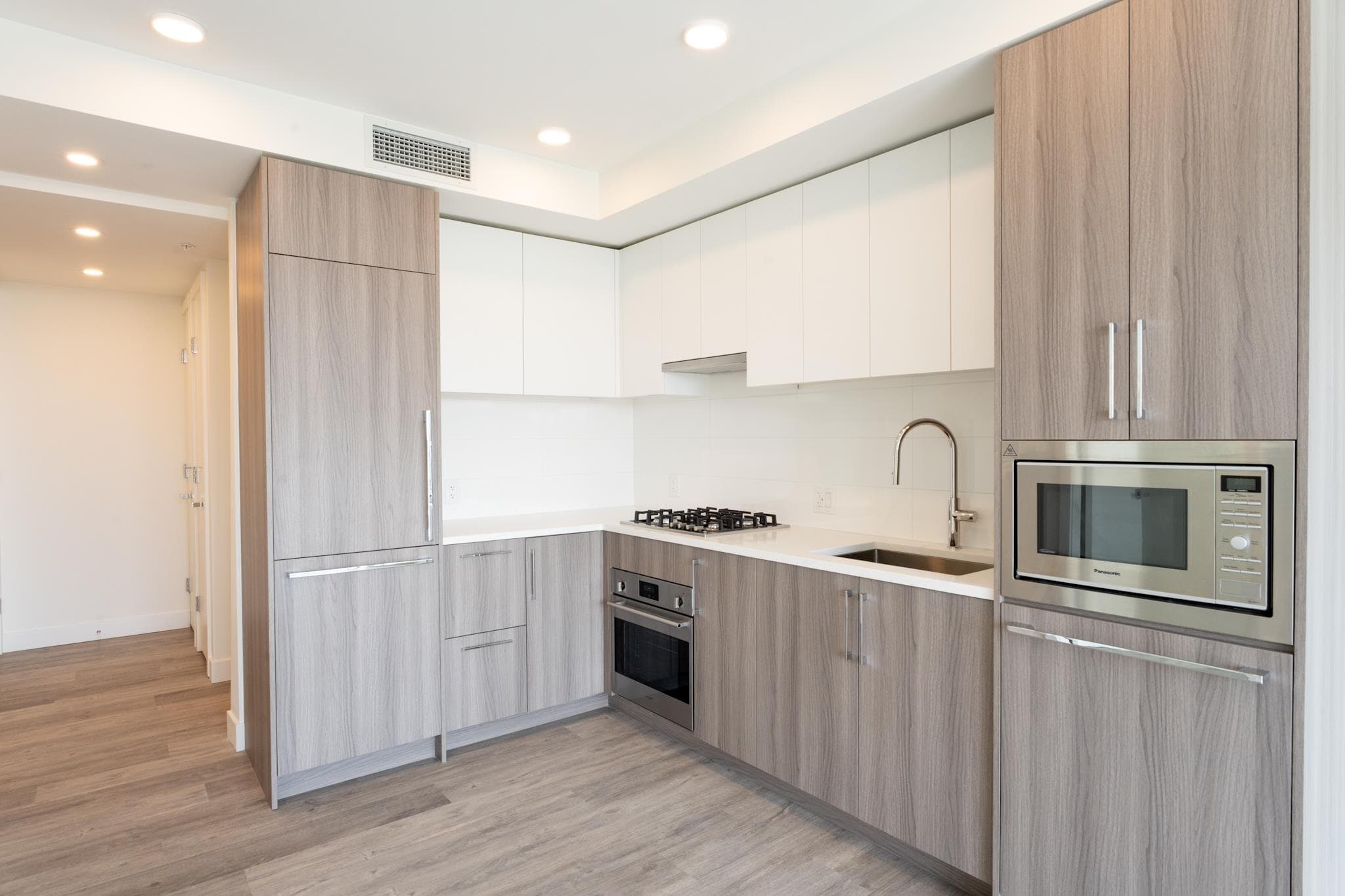 701 - 9675 King George Boulevard, Surrey, V3T 0T7 — photo 3