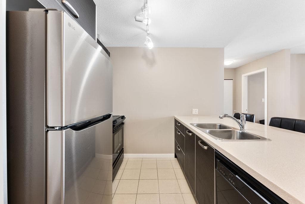 2402 - 9981 Whalley Boulevard, Surrey, V3T 0G6 — photo 4