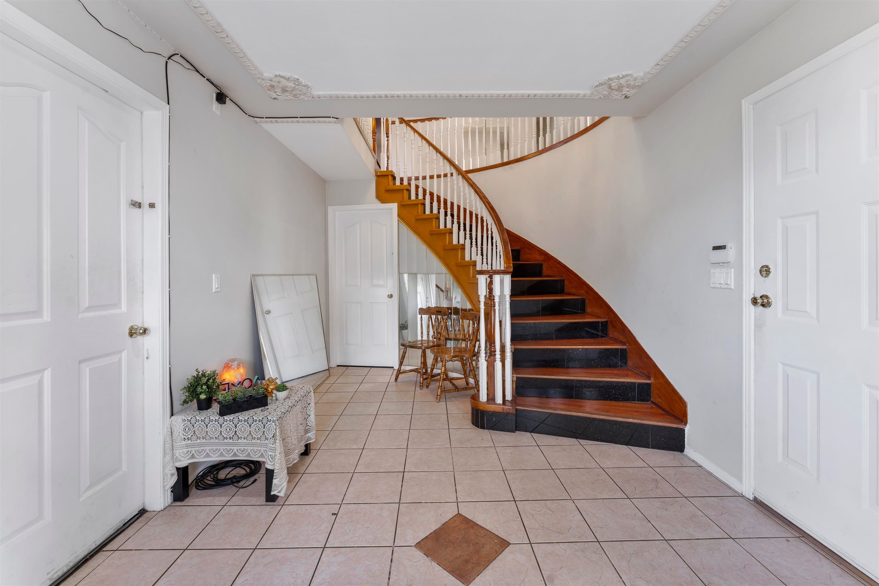 12246 64a Avenue, Surrey, V3W 3R8 — photo 4
