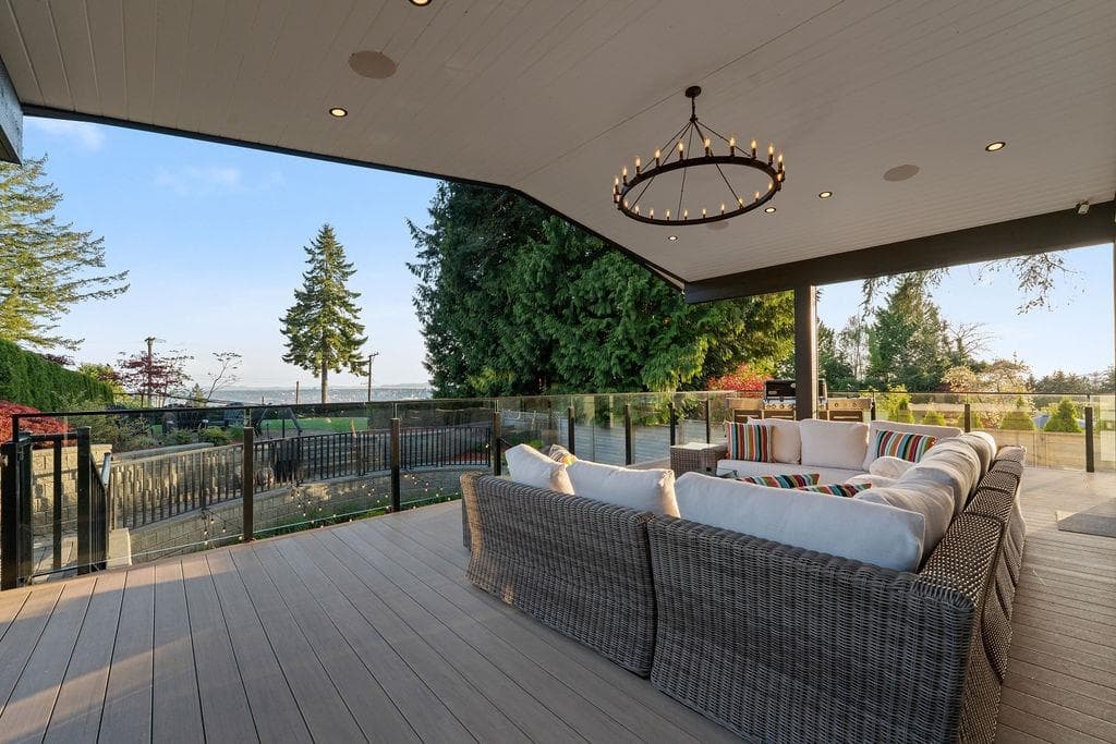 105 Monte Vista Court, North Vancouver, V7N 4N1 — photo 2