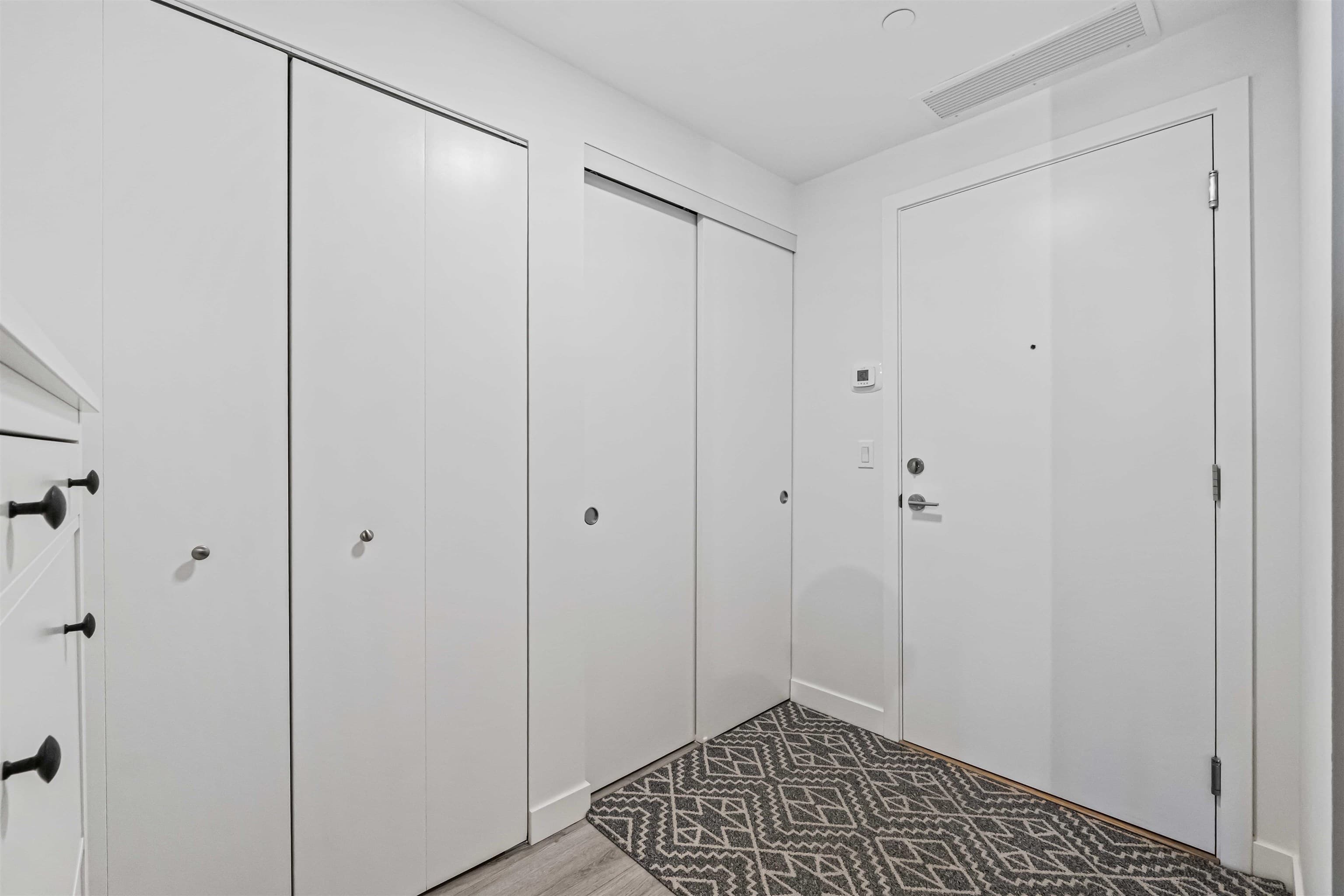 1811 - 10626 City Parkway, Surrey, V3T 0S3 — photo 3