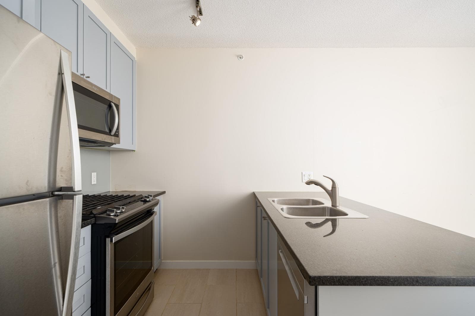 1601 - 1001 Homer Street, Vancouver, V6B 1M9 — photo 2