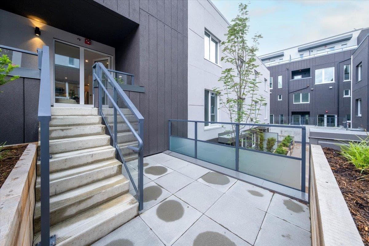 205 - 2075 E 1st Avenue, Vancouver, V5N 1B6 — photo 2