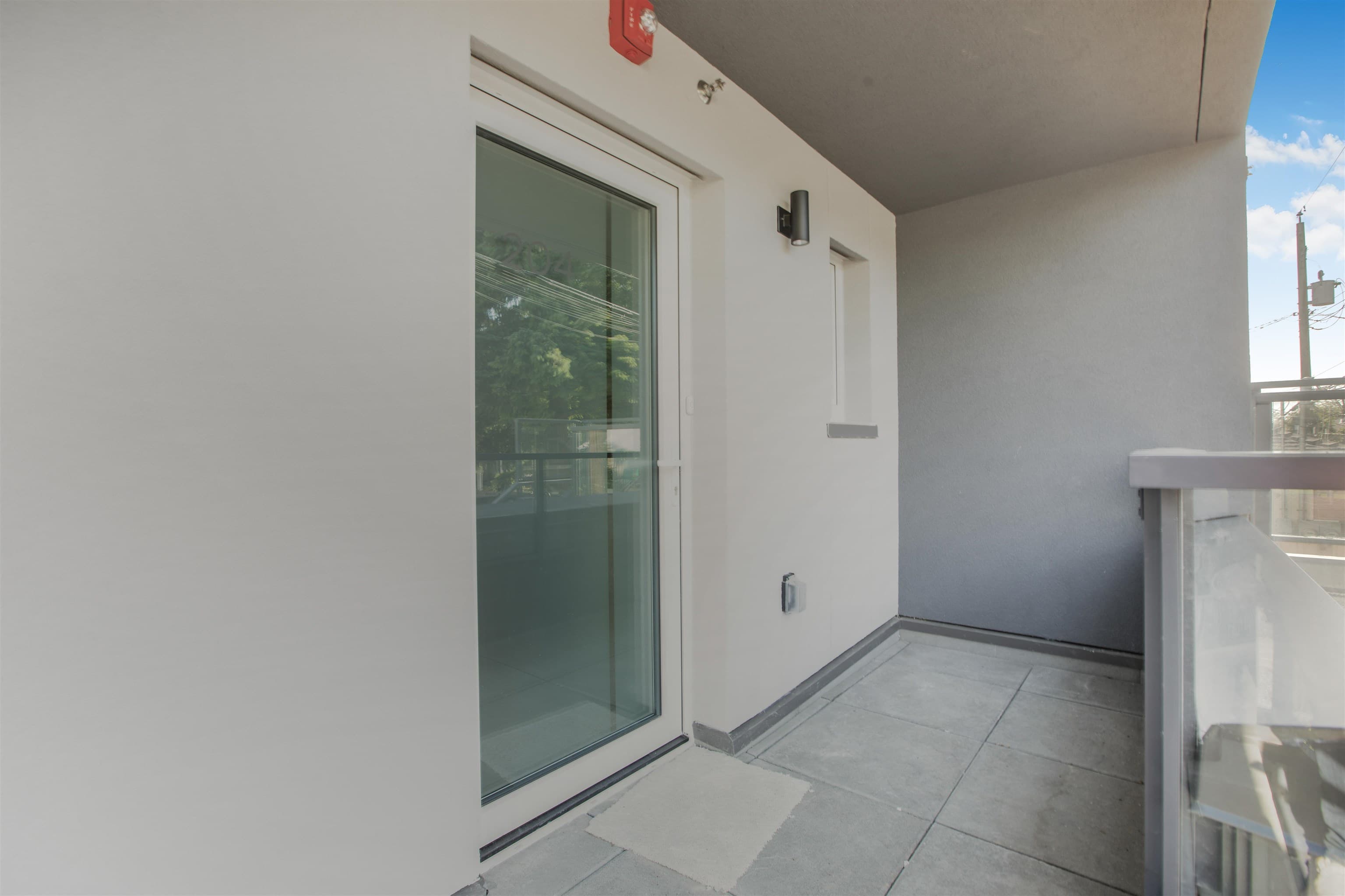 204 - 2075 East 1st Avenue, Vancouver, V5N 1B6 — photo 2