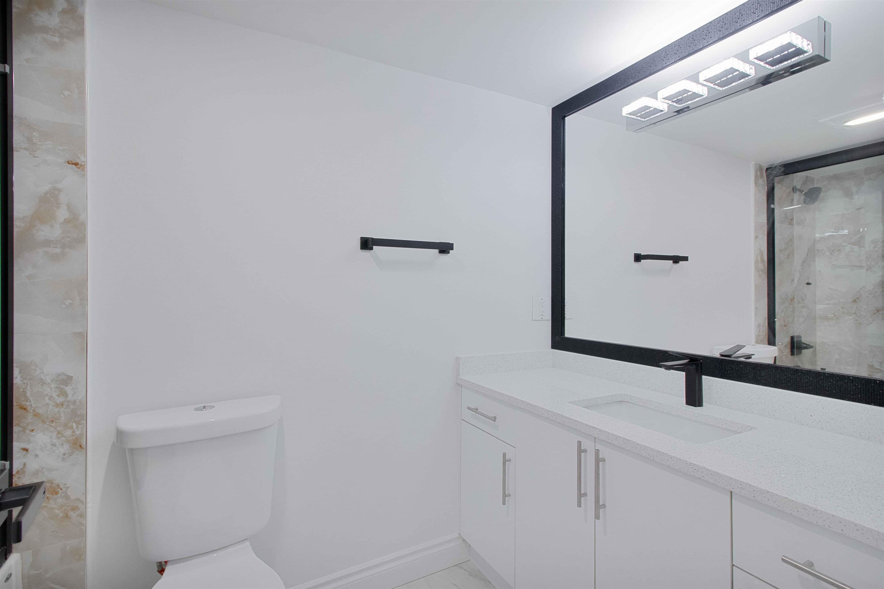205 - 1331 Fir Street, White Rock, V4B 4B3 — photo 4
