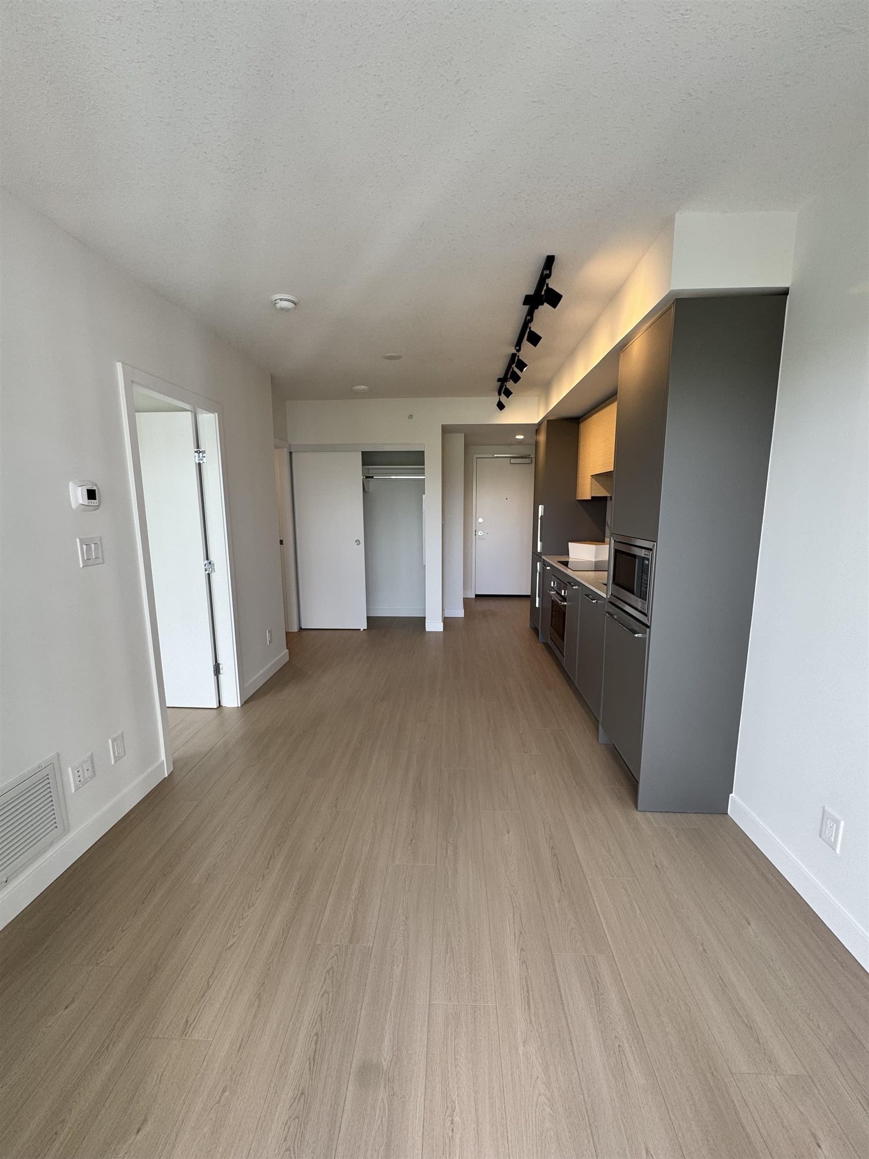806 - 13745 George Junction, Surrey, V3T 0V8 — photo 4