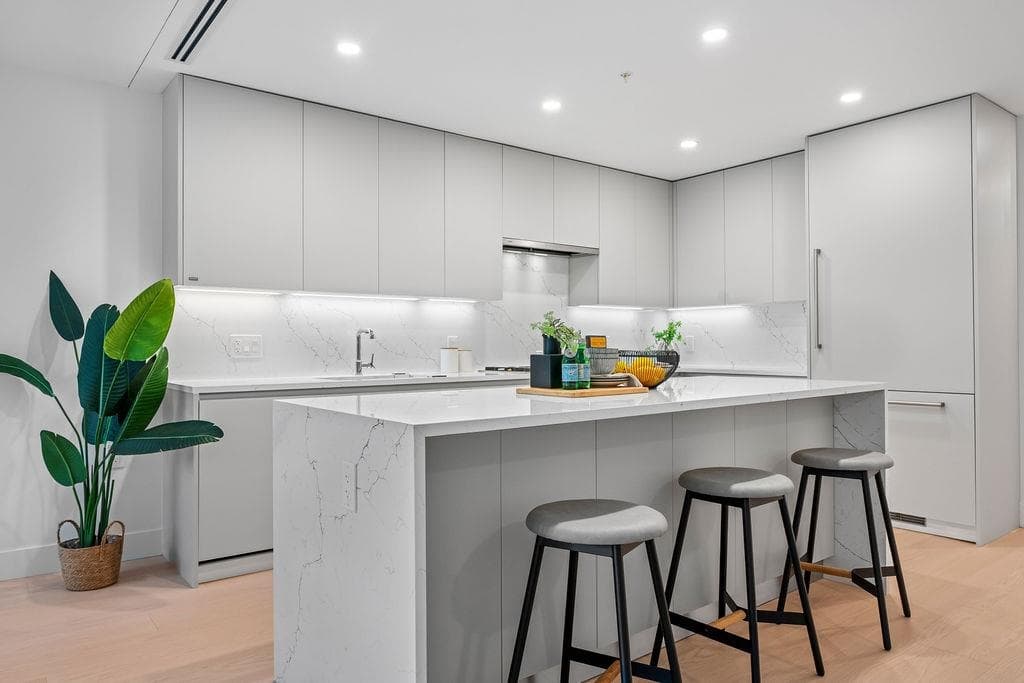 202 - 1331 Marine Drive, West Vancouver, V7T 1B6 — photo 3