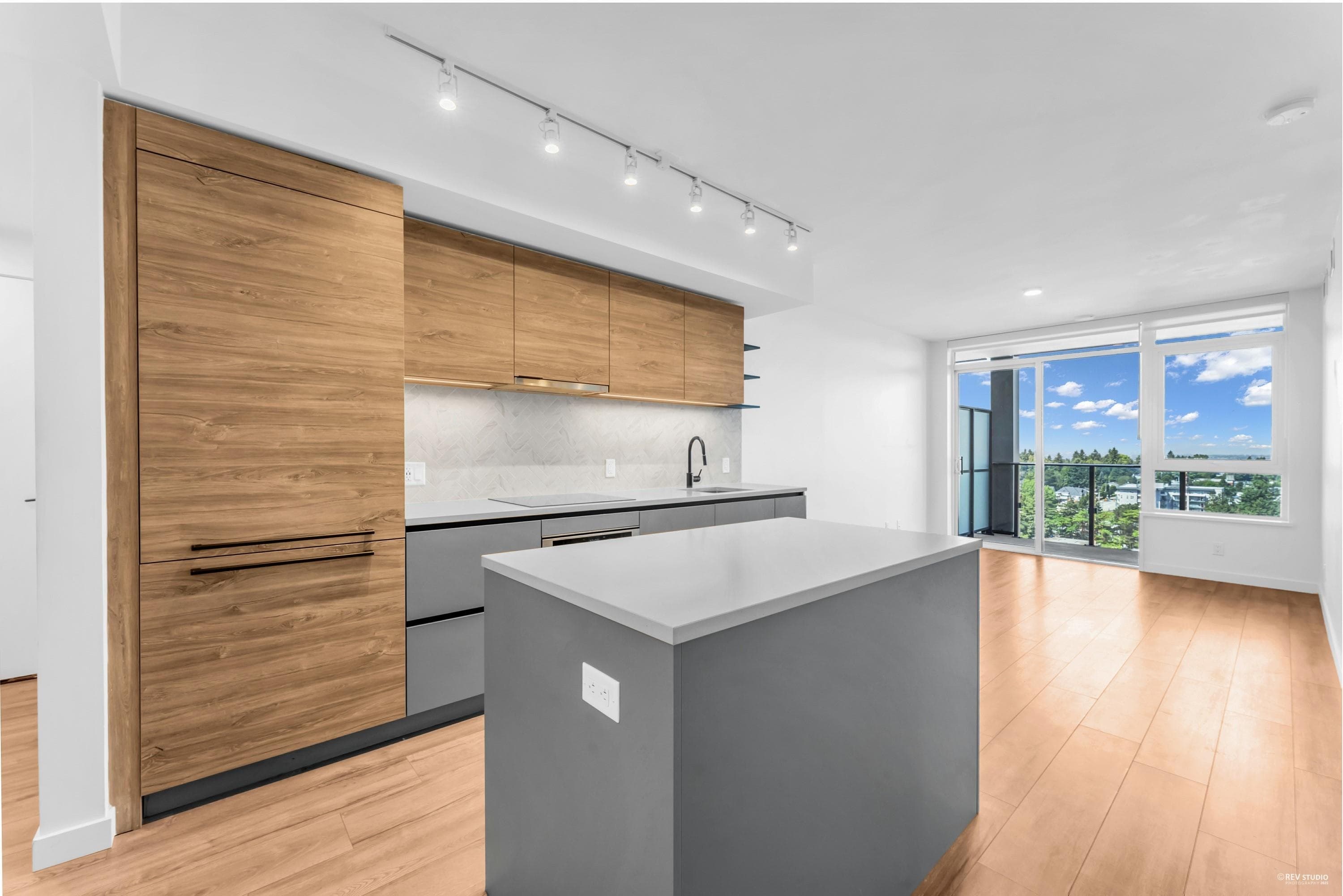 1712 - 10448 University Drive, Surrey, V3T 0S7 — photo 1