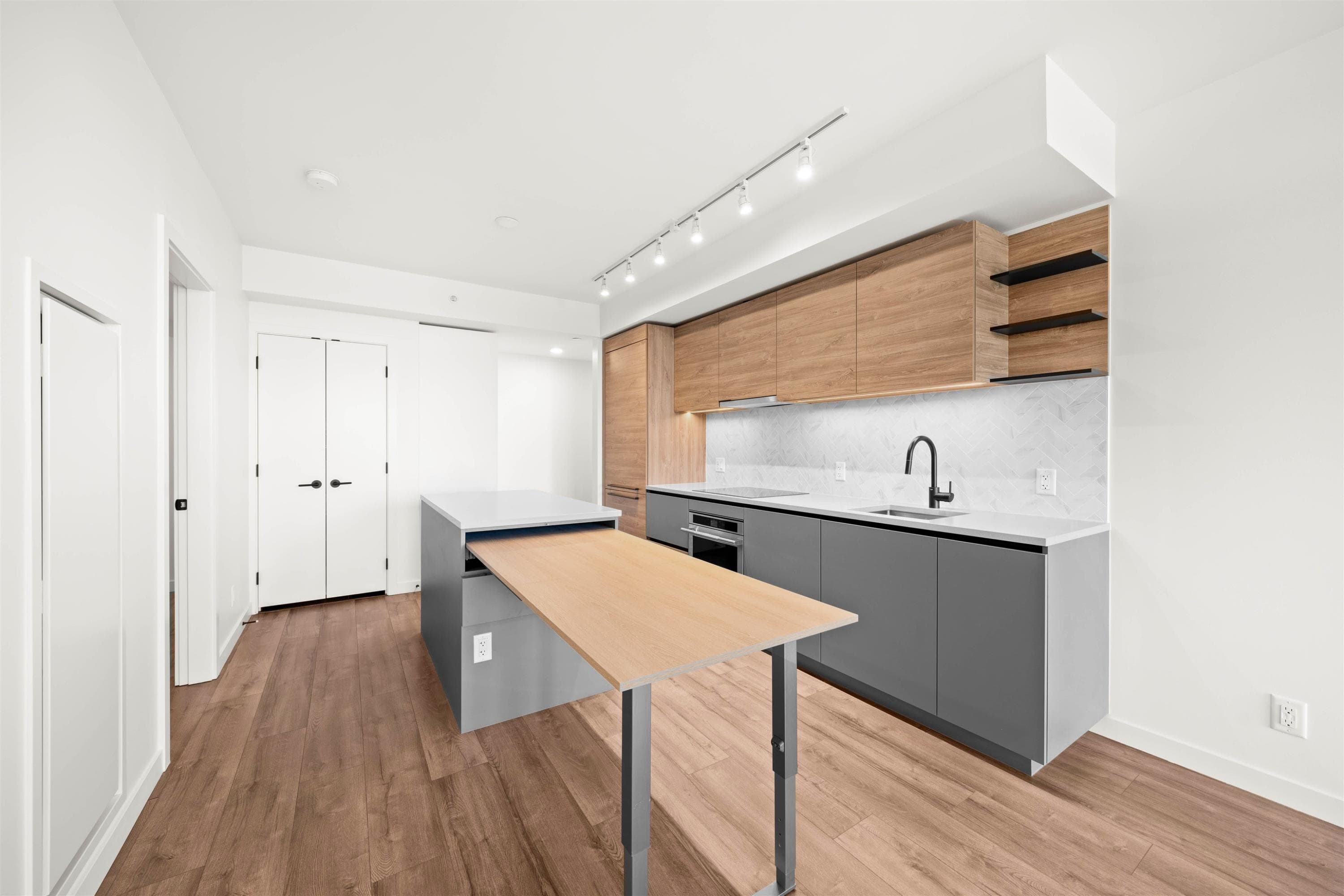 1712 - 10448 University Drive, Surrey, V3T 0S7 — photo 5