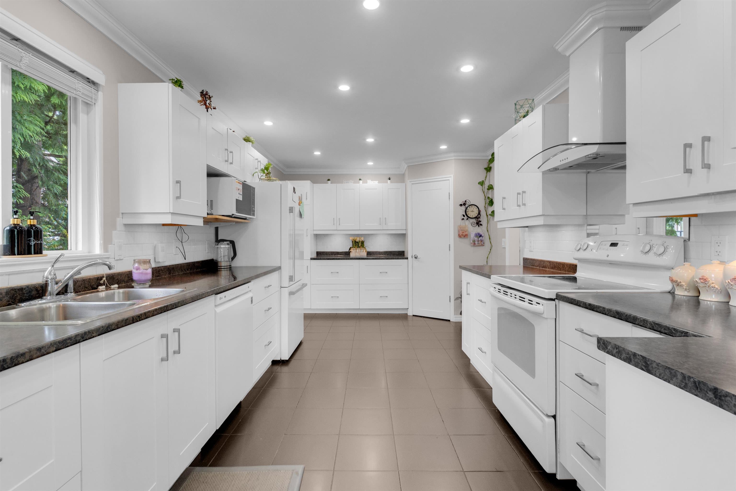 17460 61b Avenue, Surrey, V3S 5K6 — photo 4