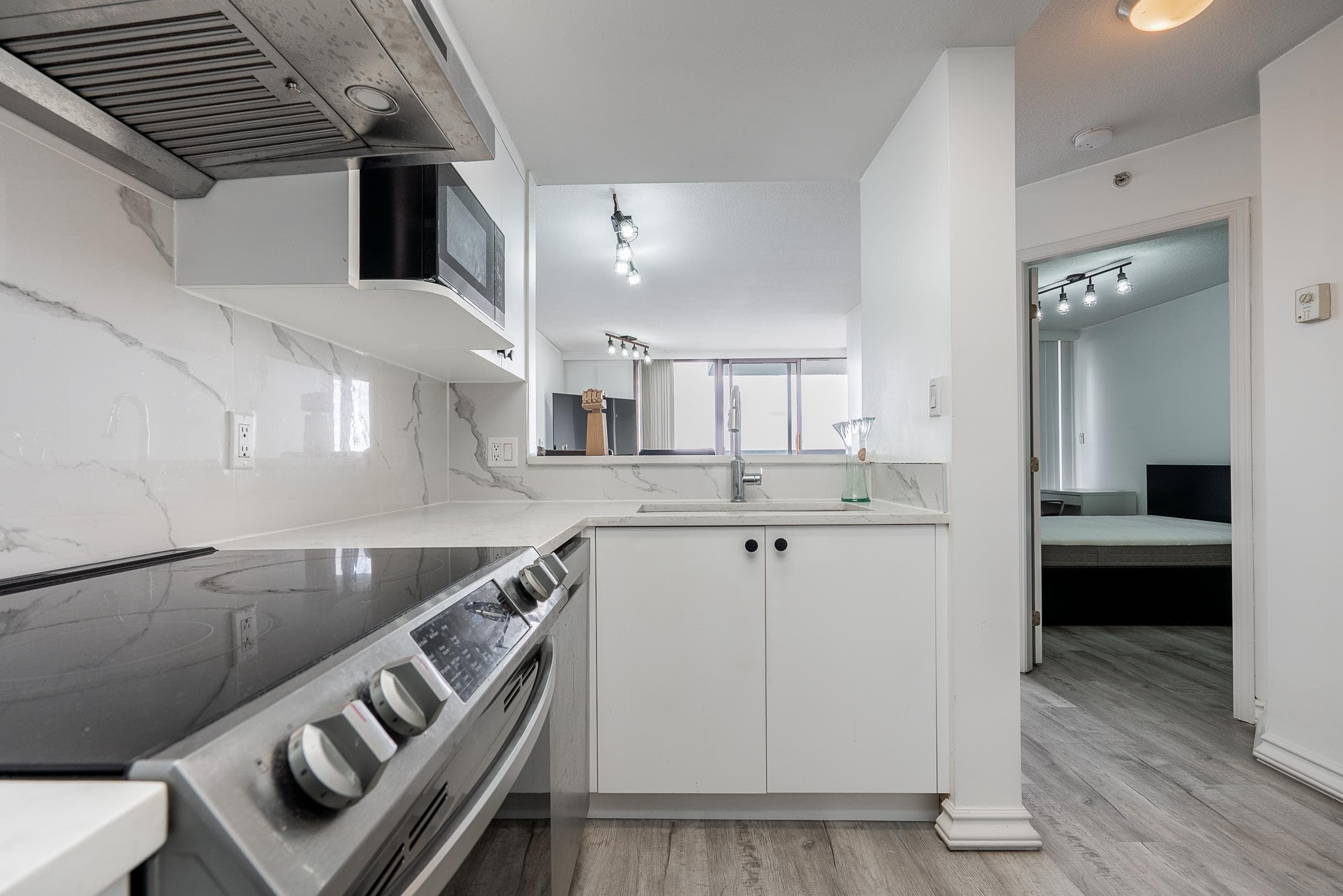 1704 - 10899 University Drive, Surrey, V3T 5V2 — photo 5