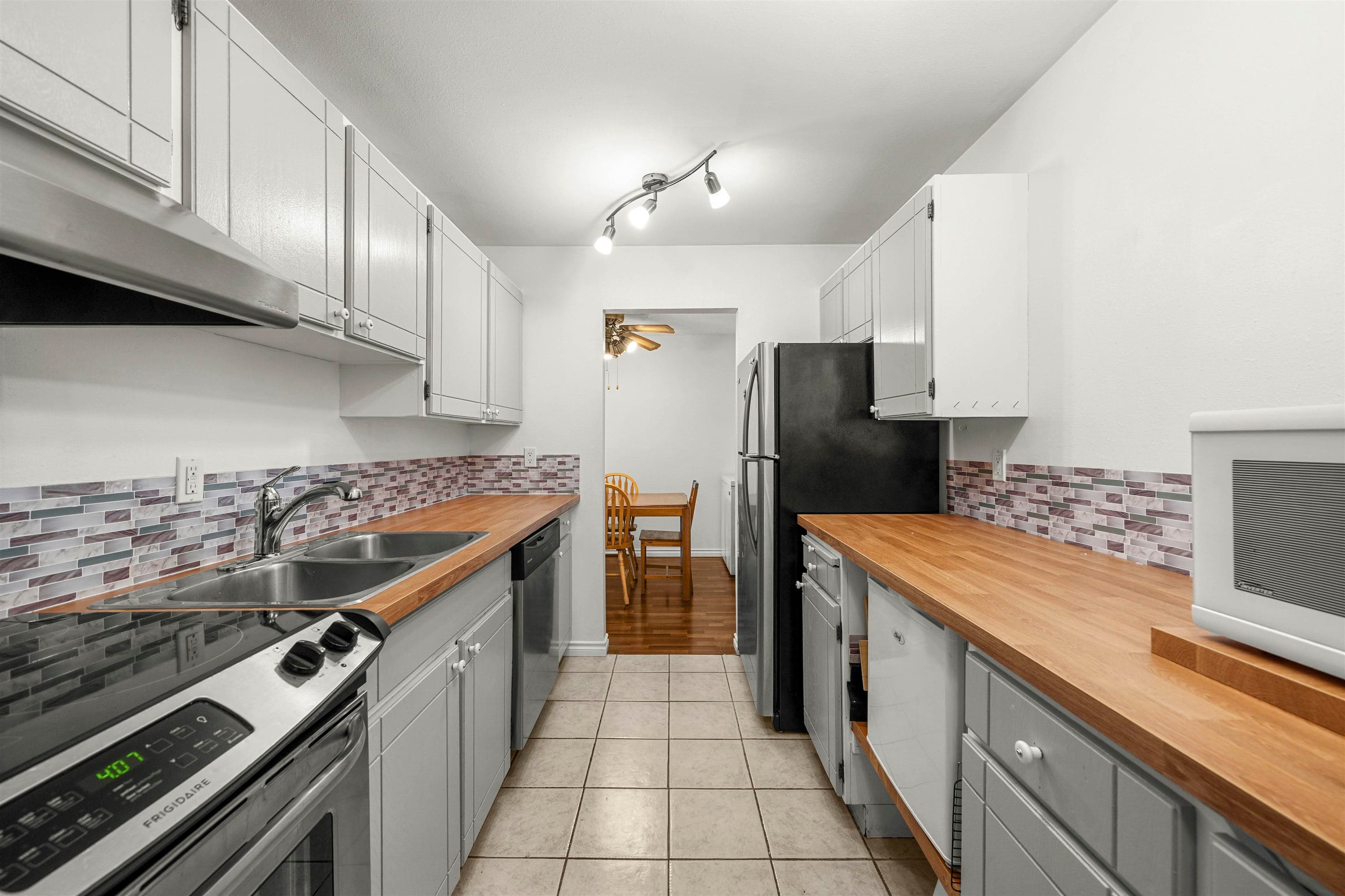 312 - 3451 Springfield Drive, Richmond, V7E 1Z2 — photo 3