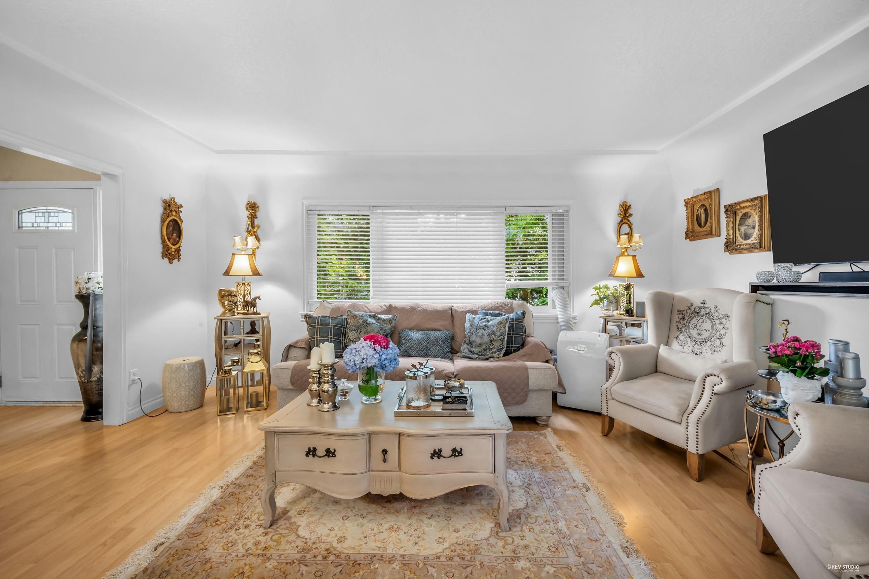 1052 Montroyal Boulevard, North Vancouver, V7R 2H4 — photo 4