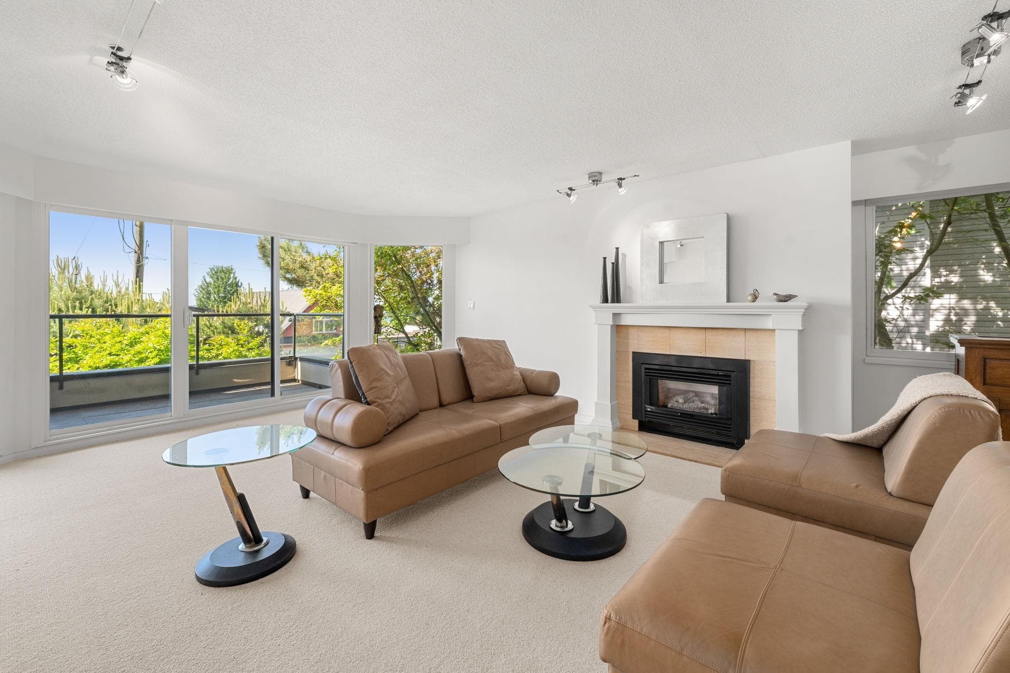 201 - 2408 Haywood Avenue, West Vancouver, V7V 1Y1 — photo 2