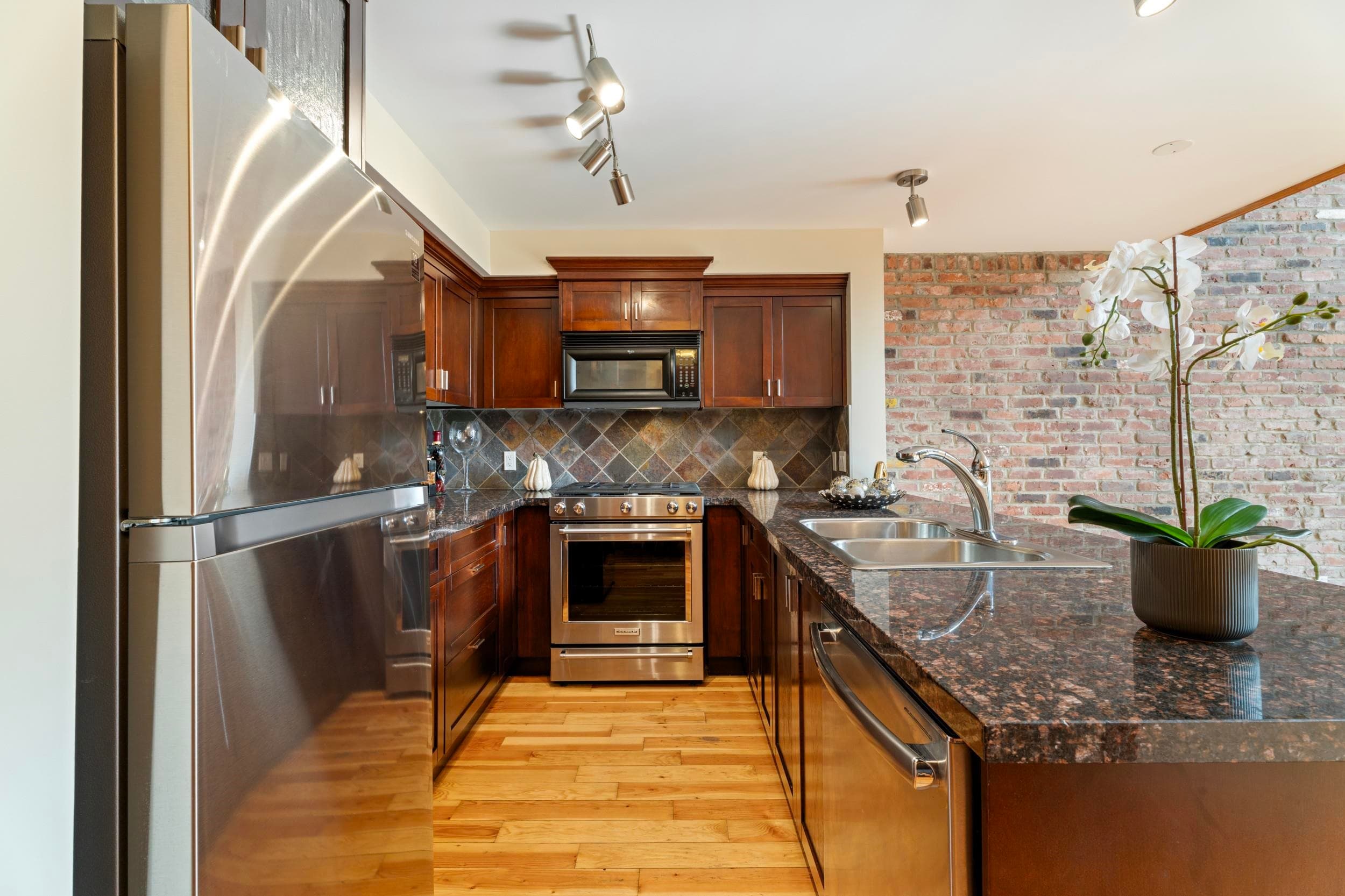 201 - 10 Renaissance Square, New Westminster, V3M 7B1 — photo 5