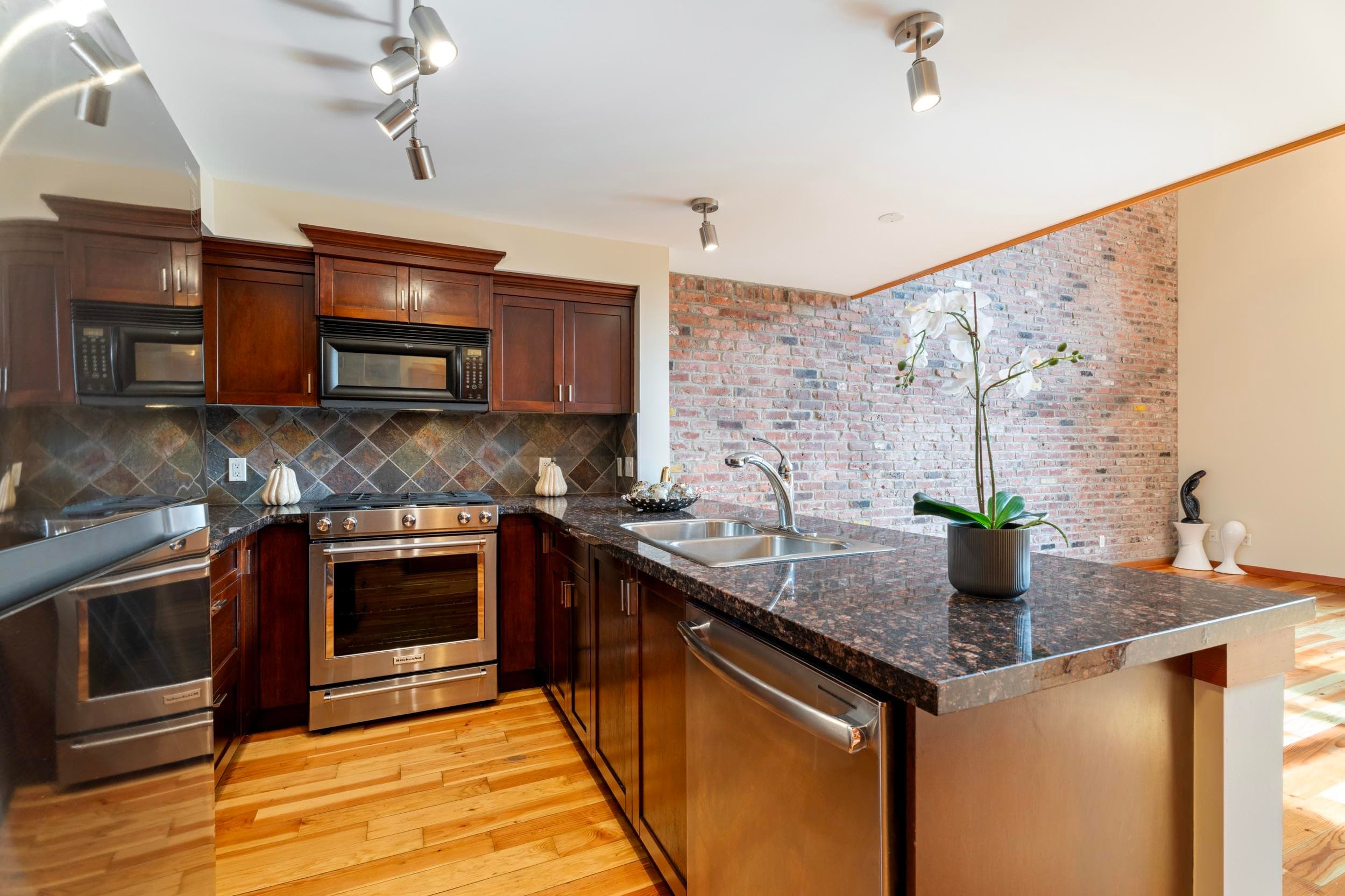 201 - 10 Renaissance Square, New Westminster, V3M 7B1 — photo 4