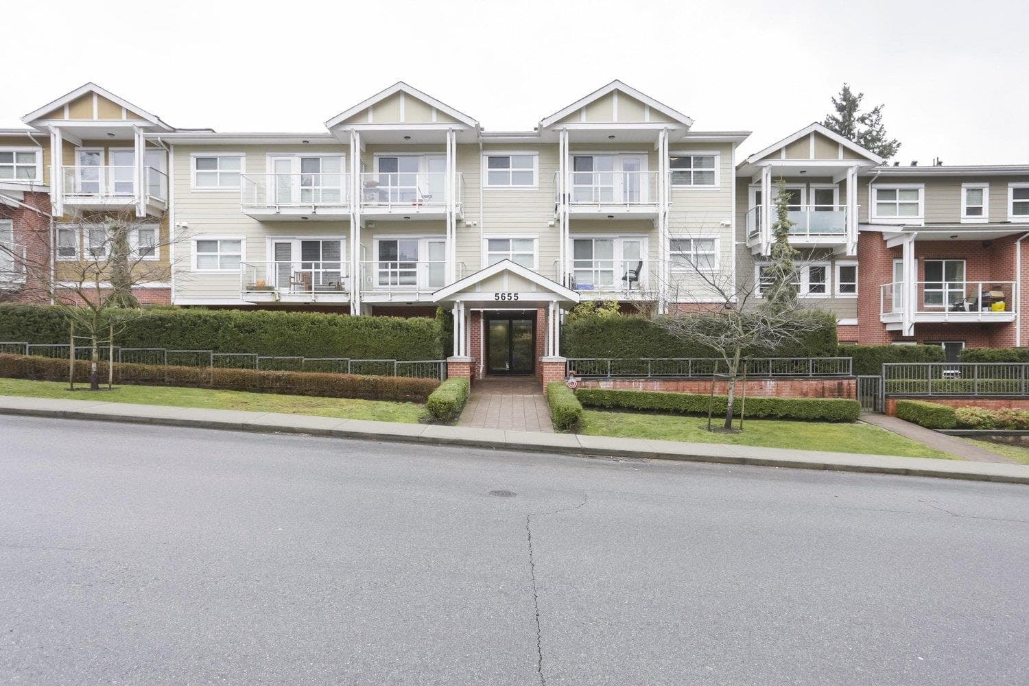 310 - 5655 Inman Avenue, Burnaby, V5H 2M2 — photo 2