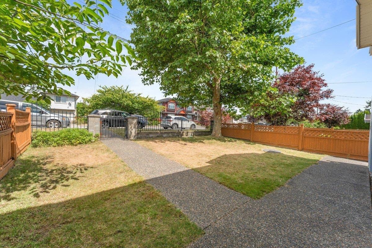 7770 16th Avenue, Burnaby, V3N 1P9 — photo 2