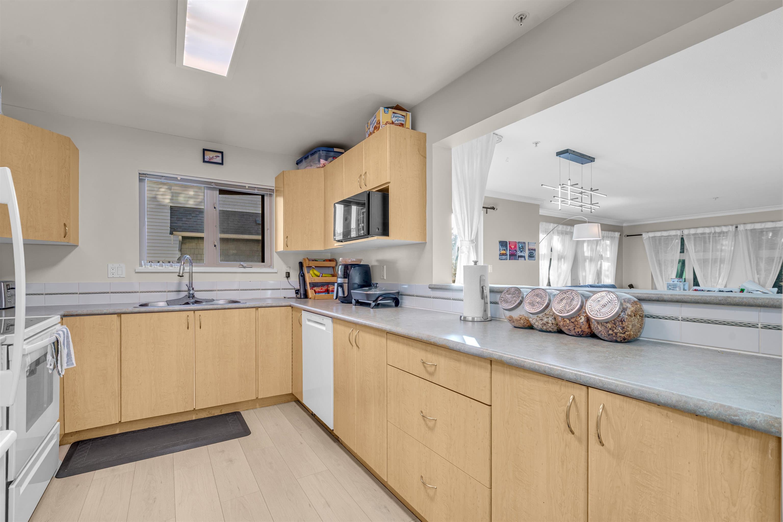 210 - 15220 Guildford Drive, Surrey, V3R 0Y6 — photo 4