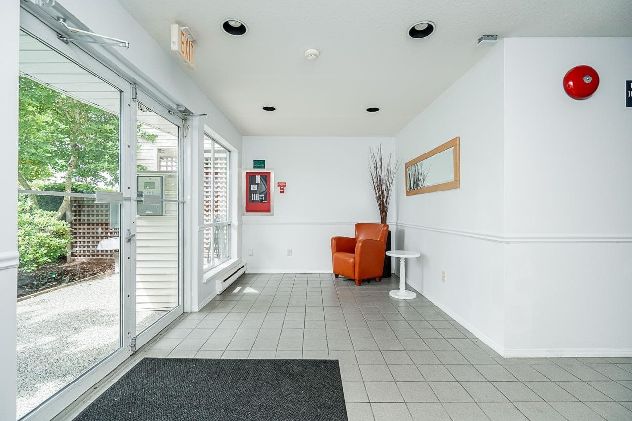 212 - 15991 Thrift Avenue, White Rock, V4B 2M9 — photo 3