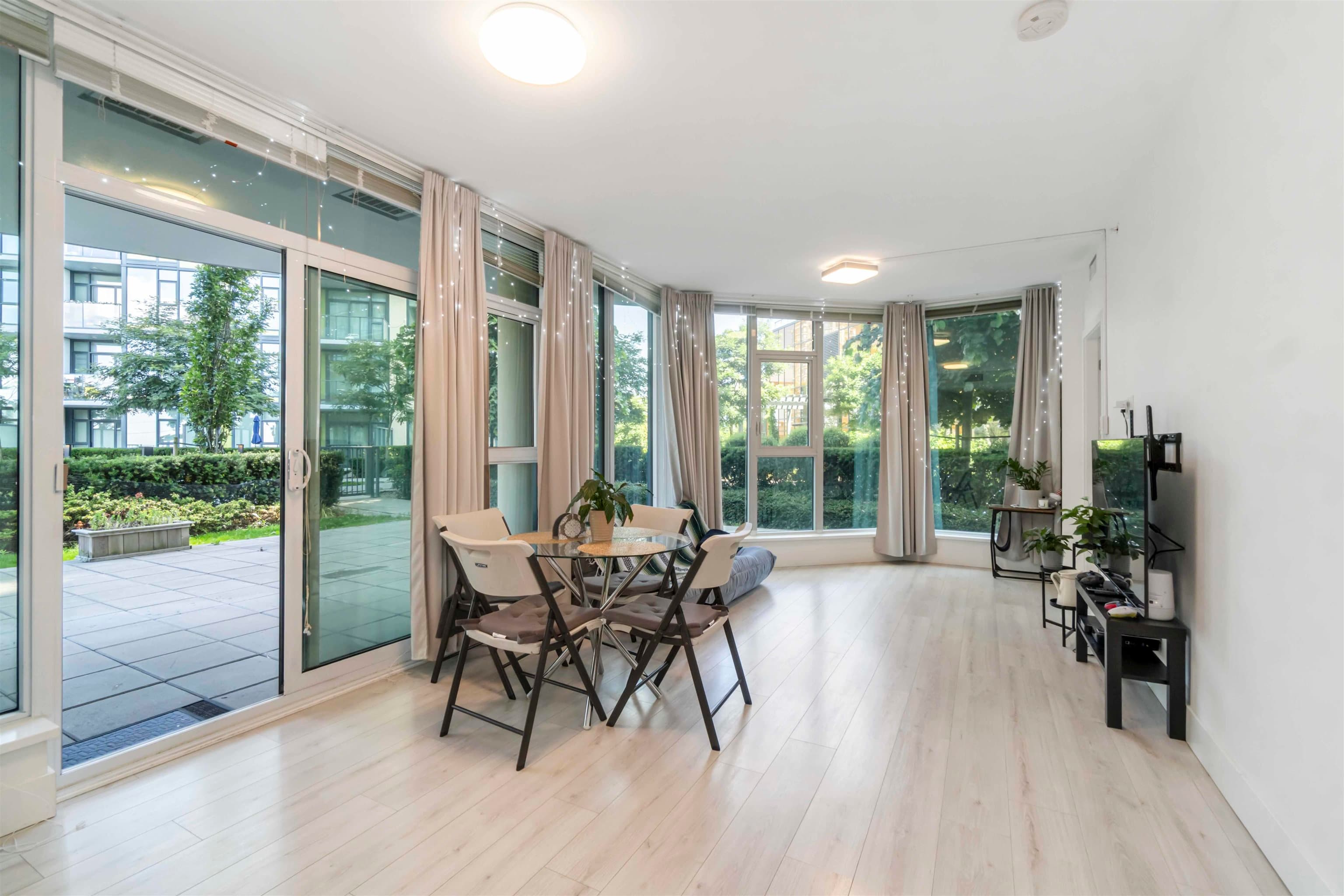 402 - 7388 Kingsway, Burnaby, V3N 0G9 — photo 1
