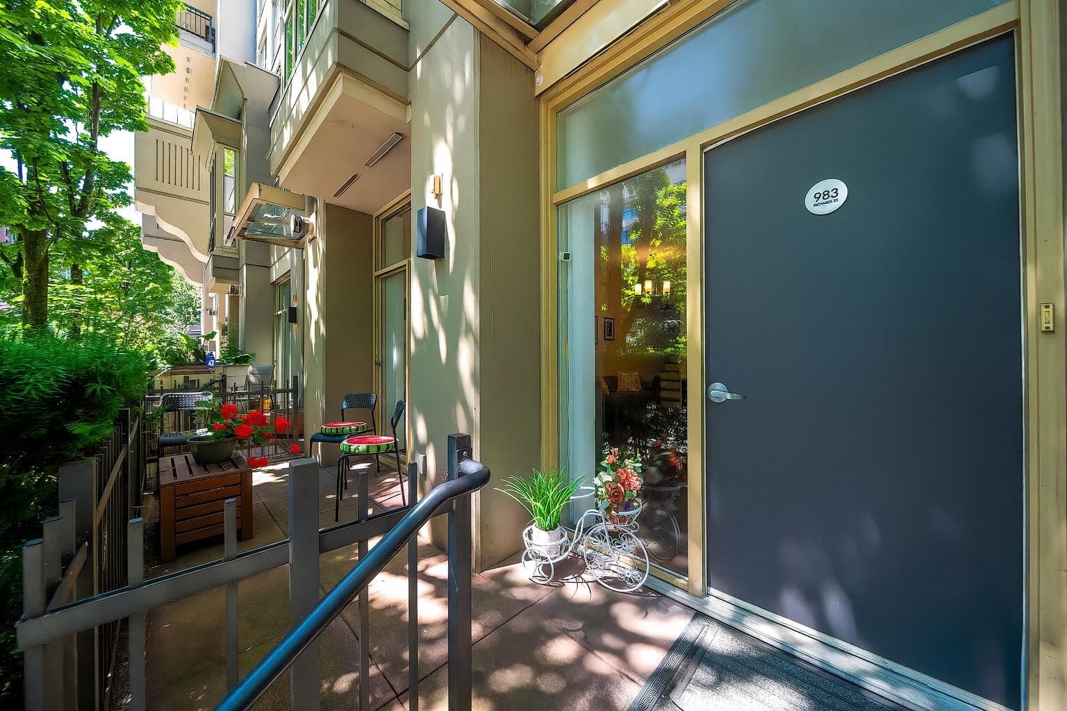 983 Richards Street, Vancouver, V6B 3B6 — photo 2