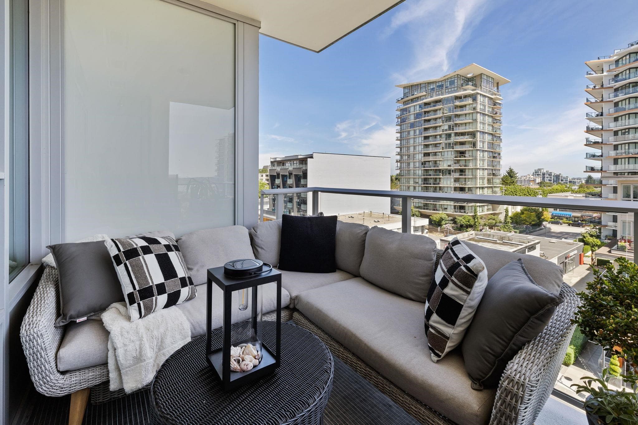 605 - 1441 Johnston Road, White Rock, V4B 3Z4 — photo 2