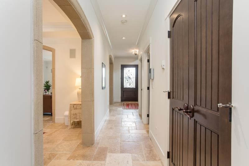 1134 Montroyal Boulevard, North Vancouver, V7R 2H7 — photo 5