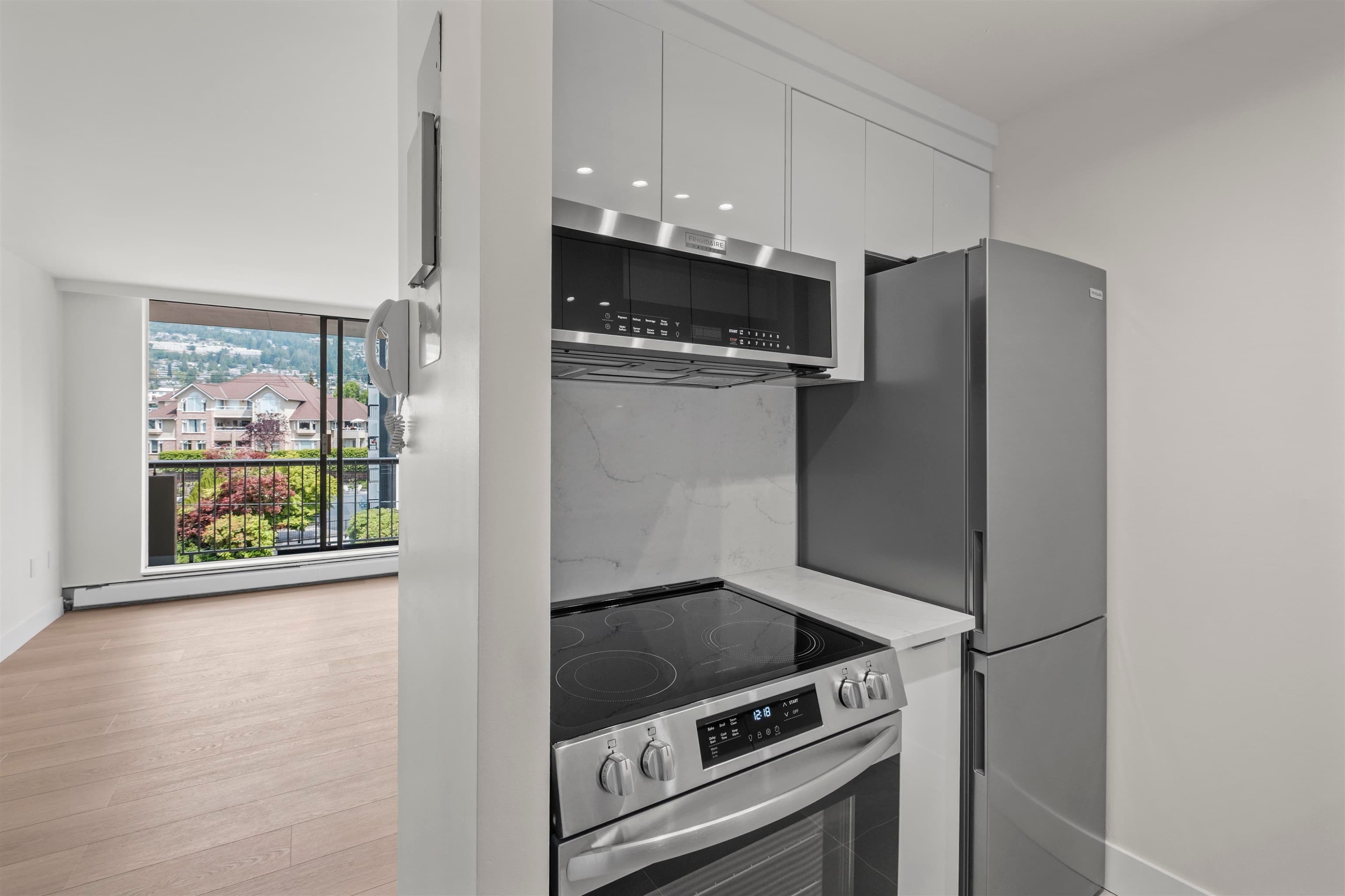 403 - 2150 Bellevue Avenue, West Vancouver, V7V 1C3 — photo 2