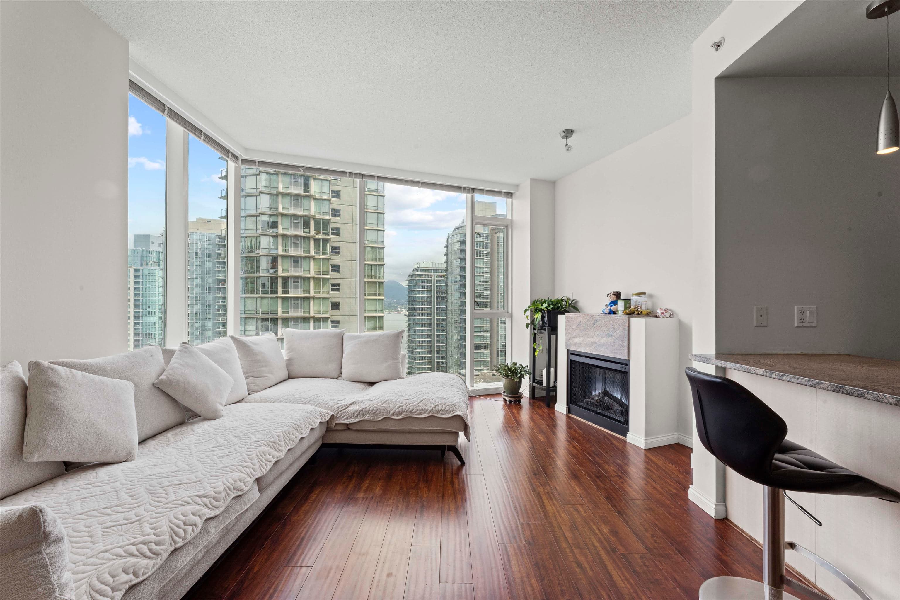 1705 - 1211 Melville Street, Vancouver, V6E 0A7 — photo 2